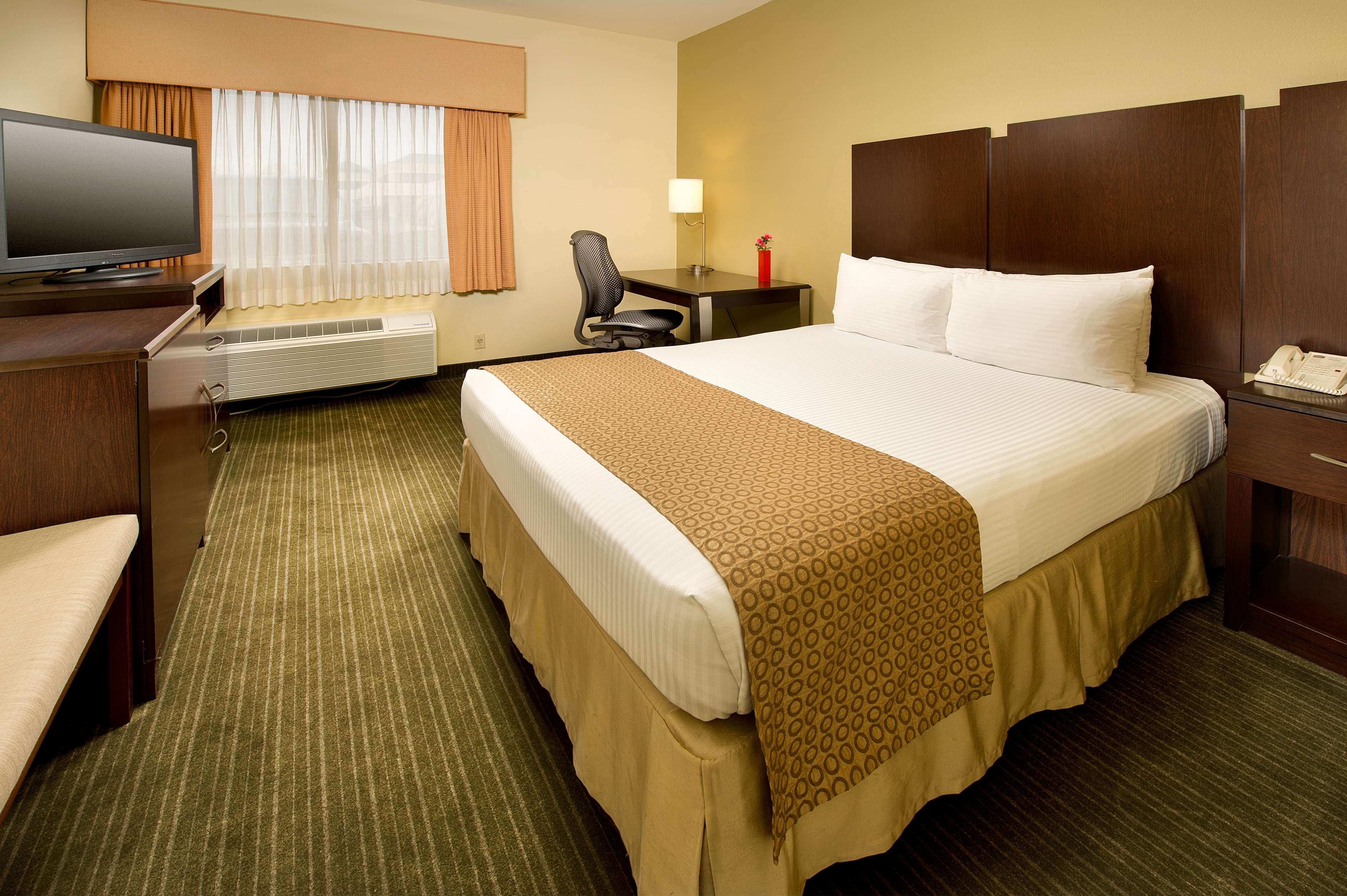 Best Western Plus Plaza by the Green Photo