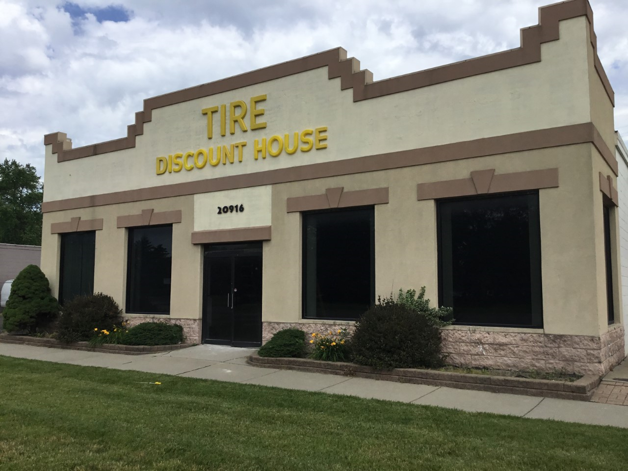 Tire Discount House Photo