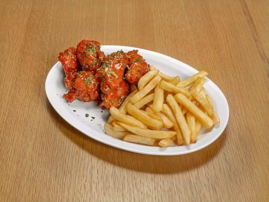 Alitas Picantes De Pollo Con Papas Fritas/ Chicken Hot Wings with French Fries