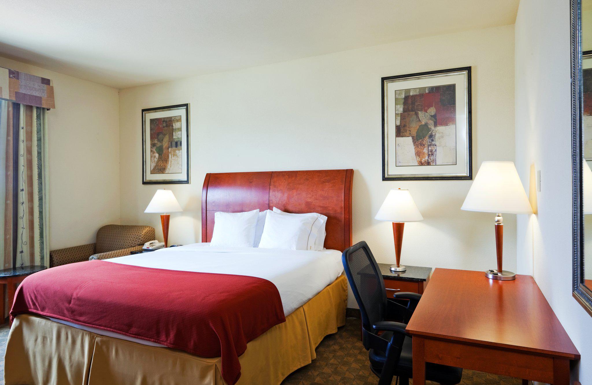 Holiday Inn Express & Suites Fairfield-North Photo