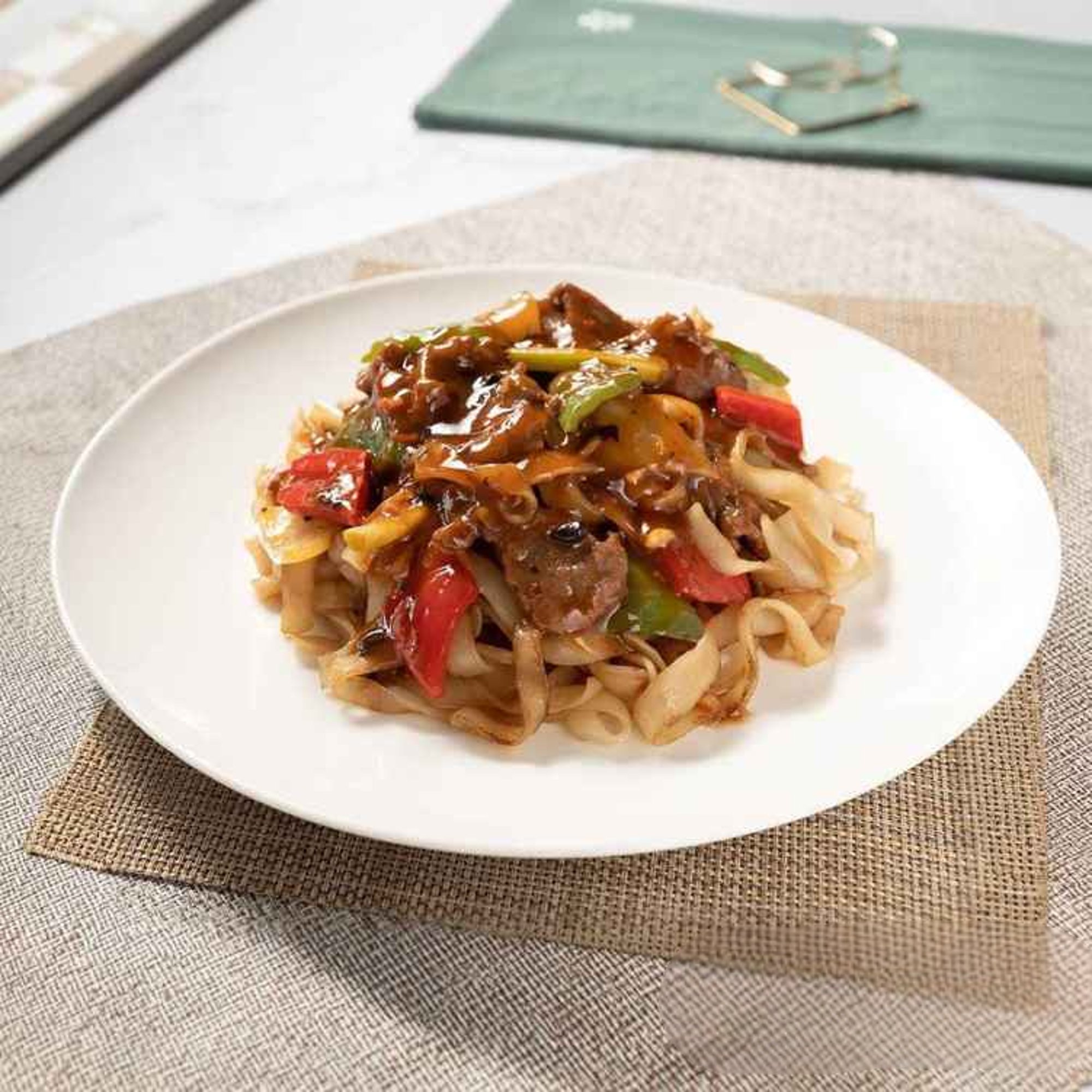 ND6. 豉椒牛河/Chow Foon w. Beef in Black Bean Sauce