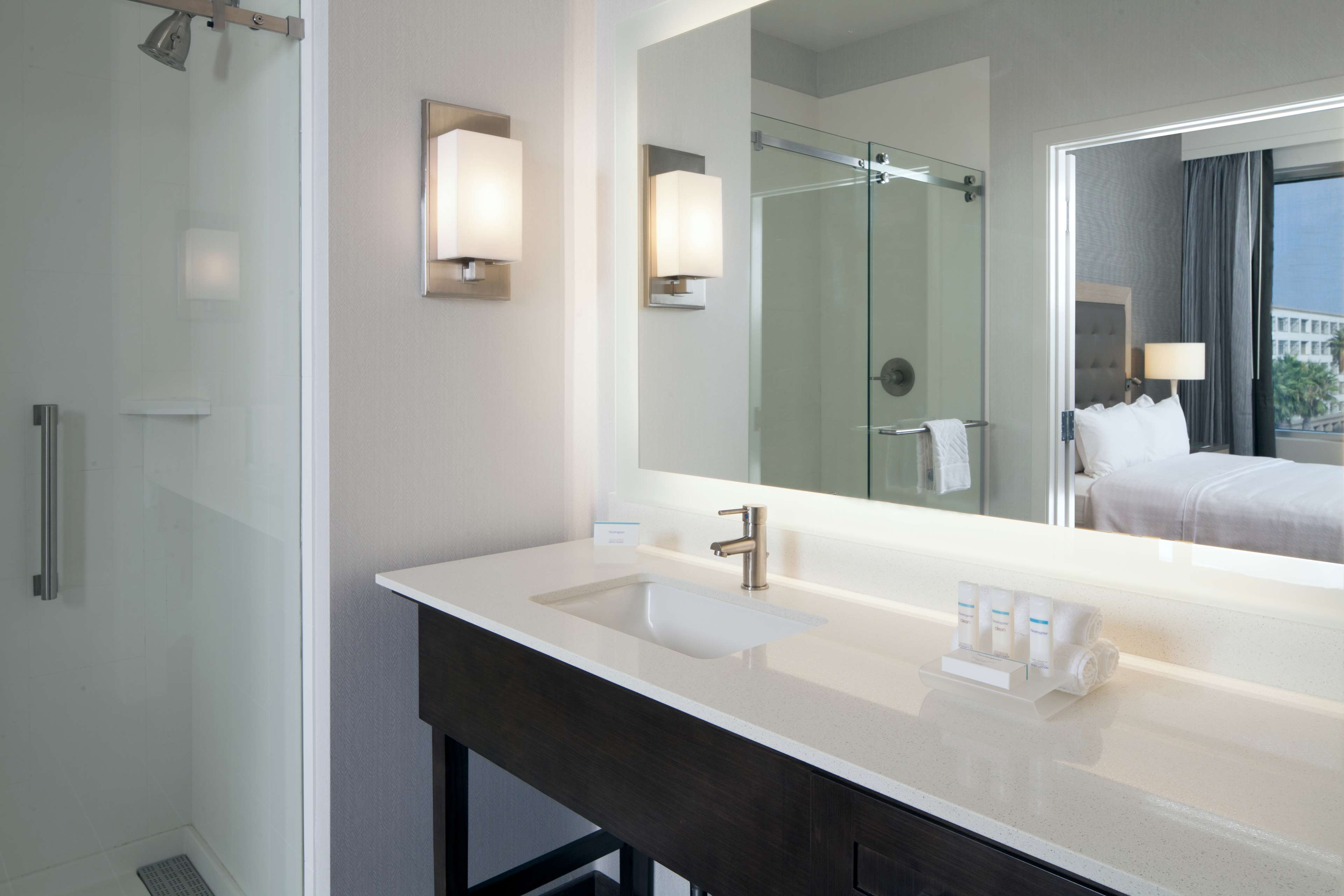 Guest room bath