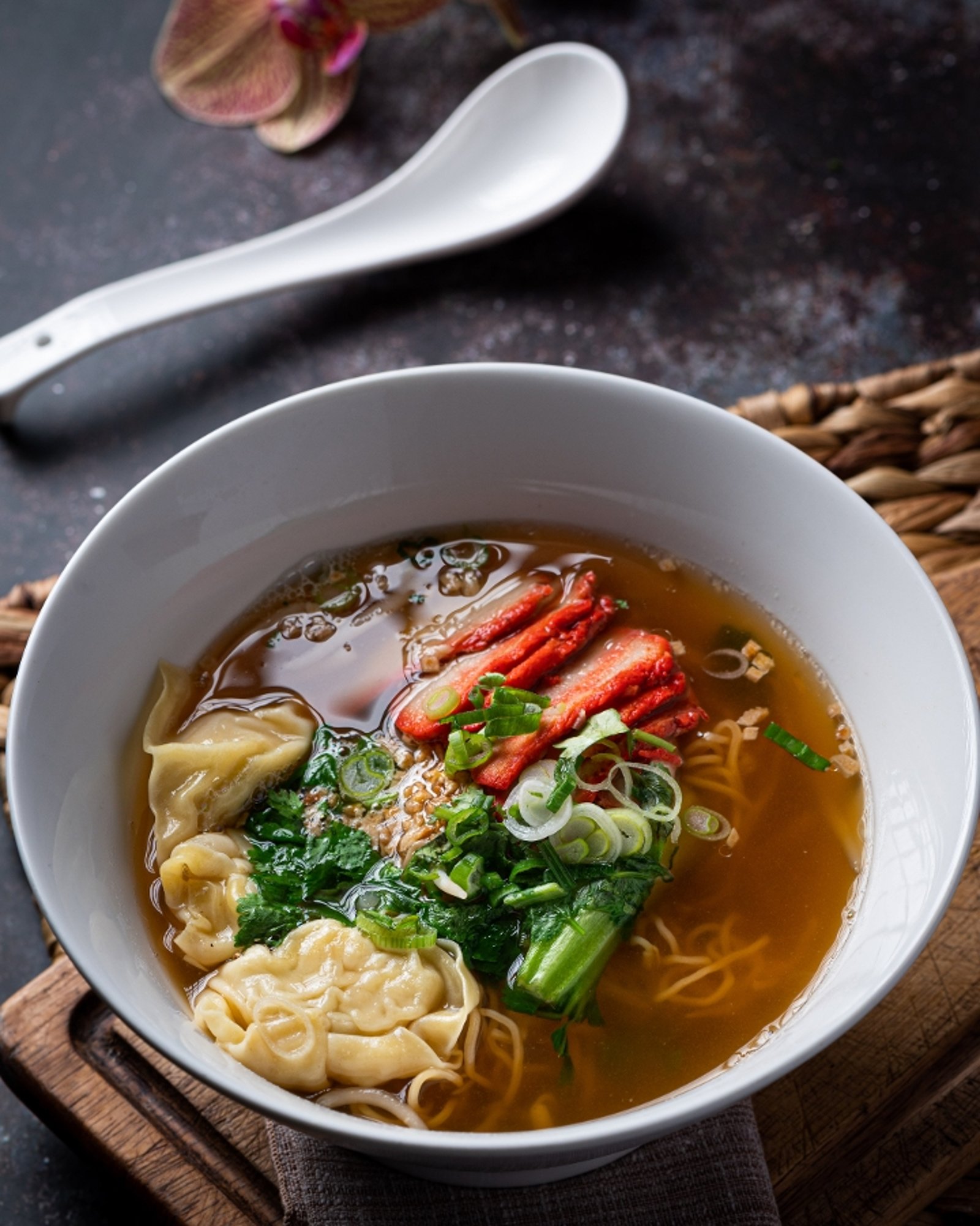 Bah Mee Keaw Nam Moo Daeng