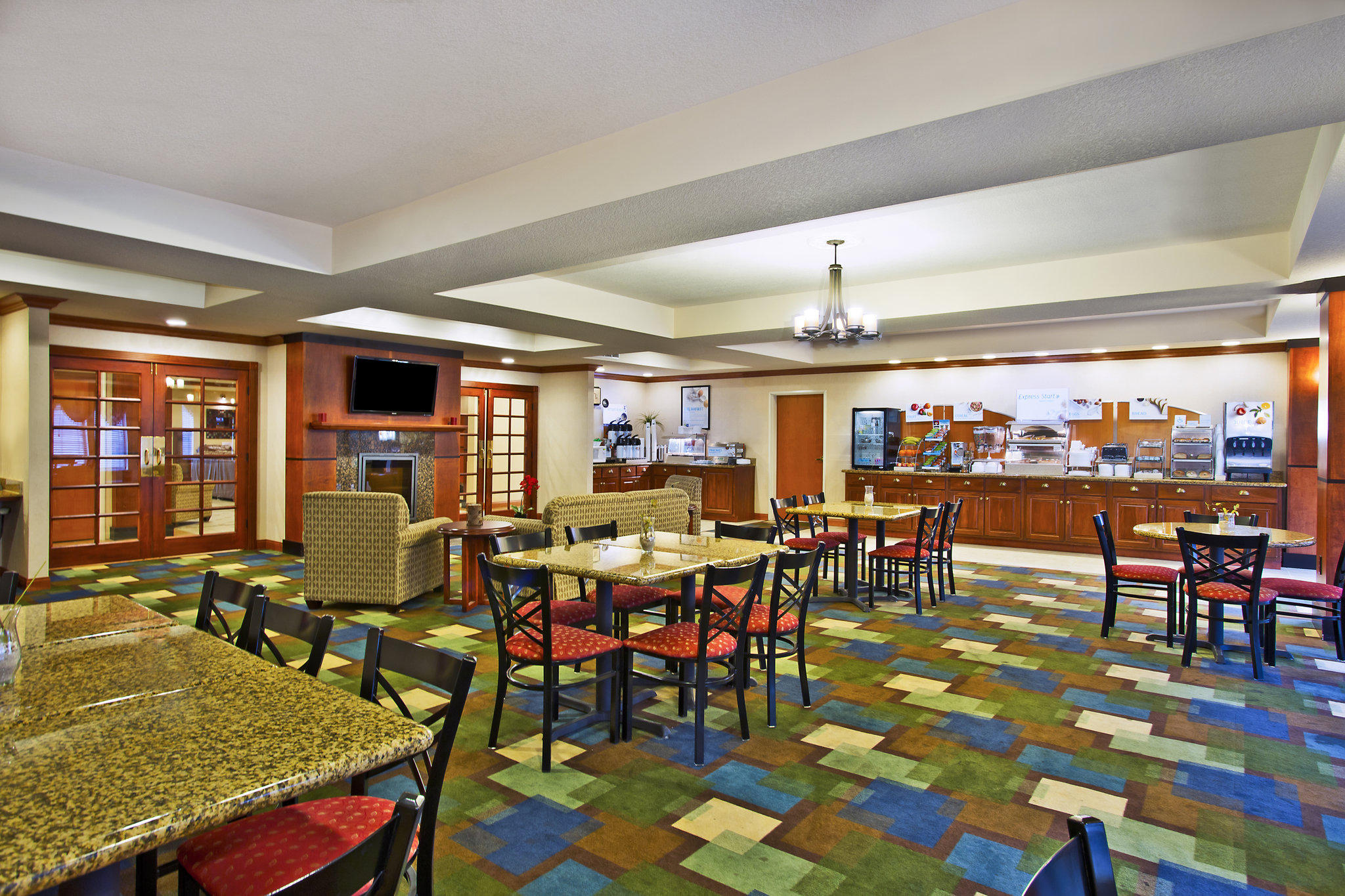 Holiday Inn Express & Suites East Lansing Photo