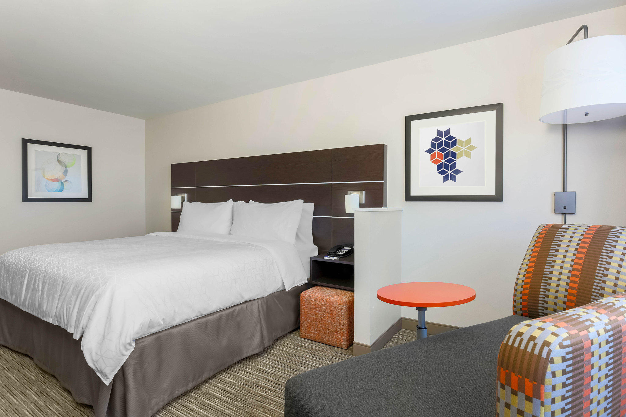 Holiday Inn Express & Suites Chicago O'Hare Airport Photo