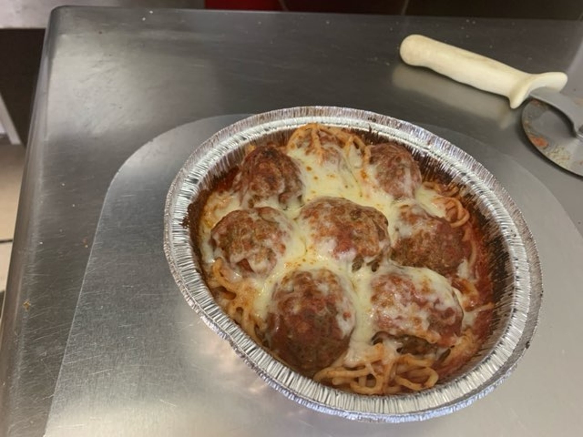 Spagetti & Meatballs w/ Garlic Breadsticks