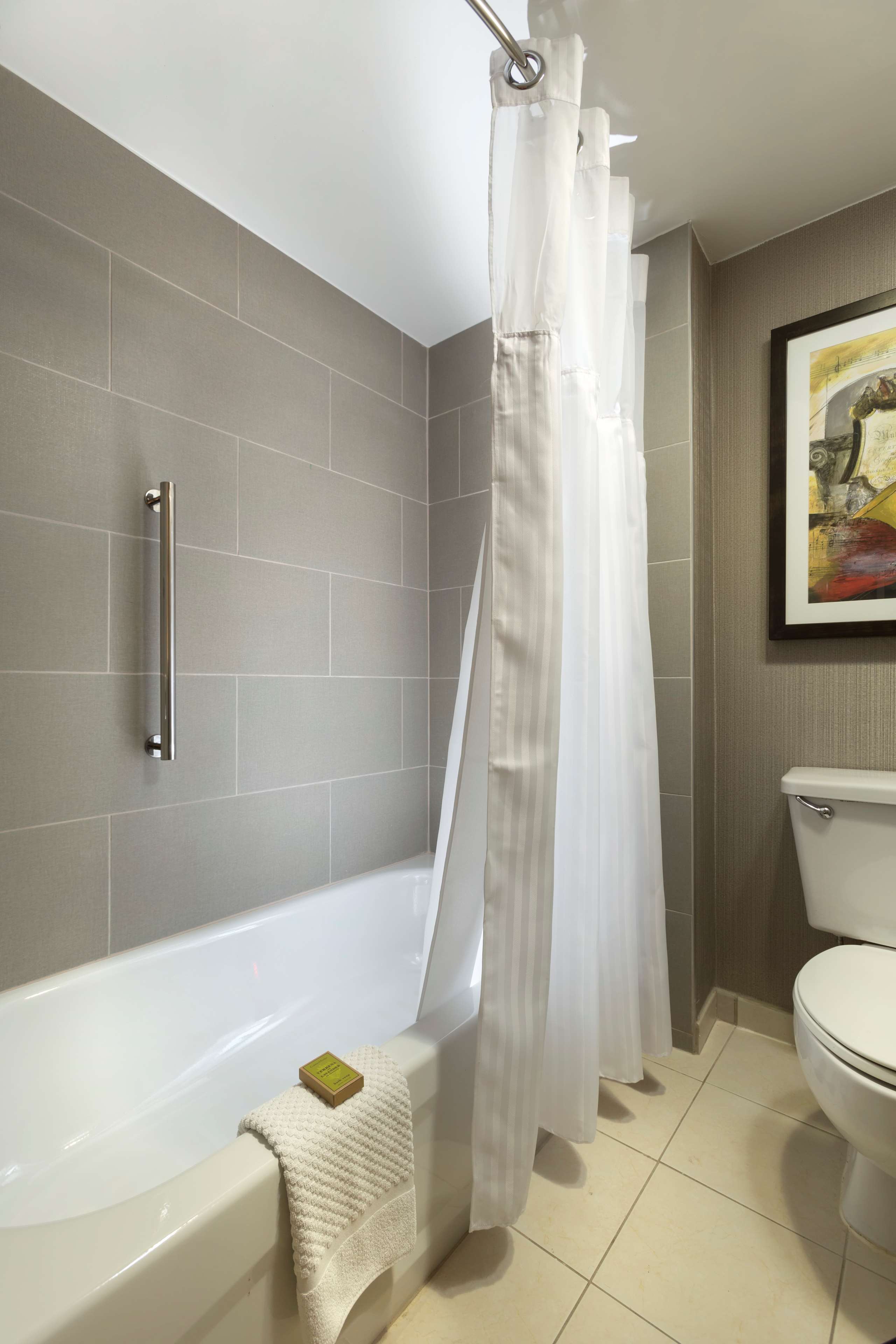 Guest room bath
