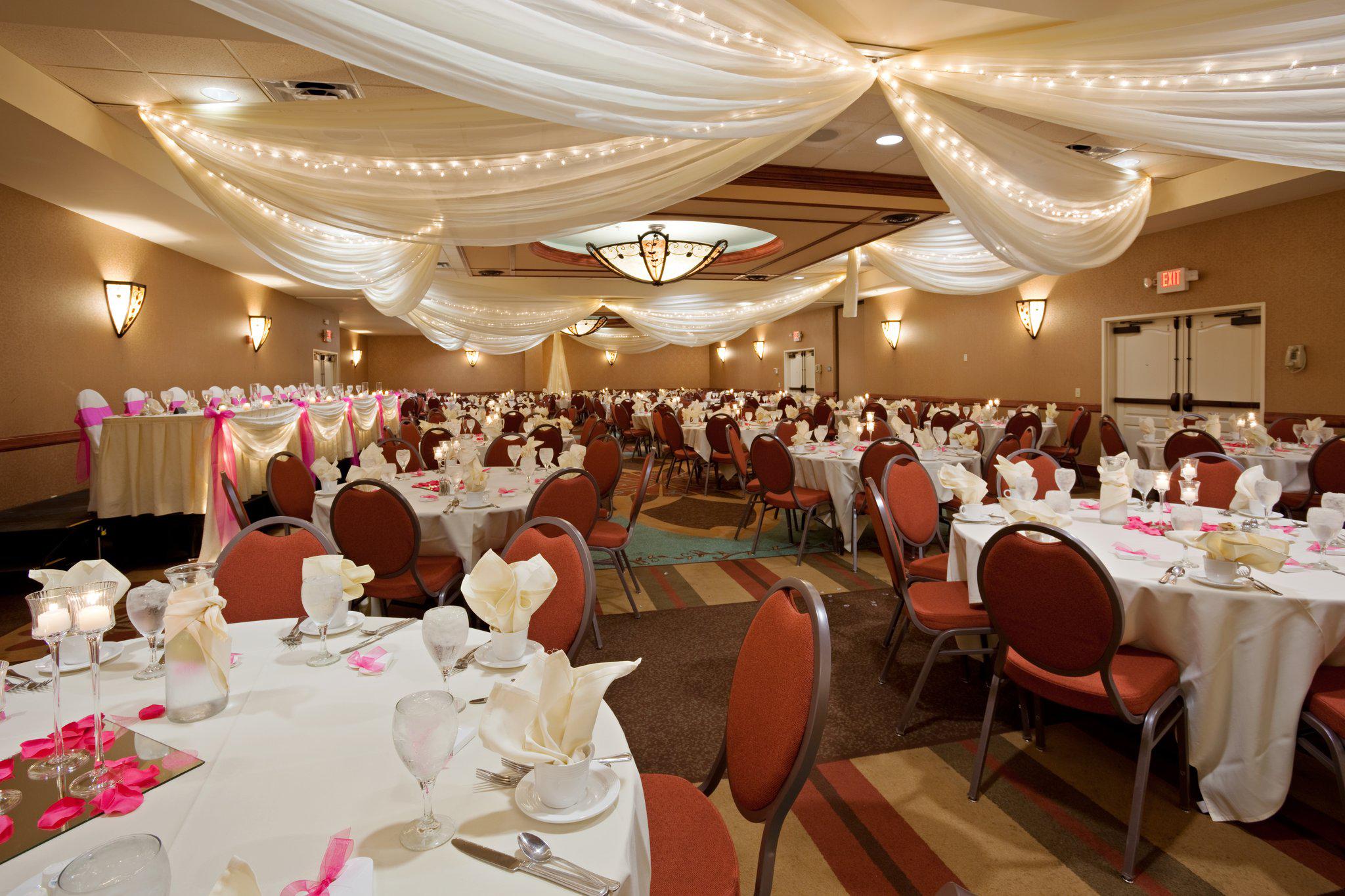 Holiday Inn & Suites Minneapolis - Lakeville Photo