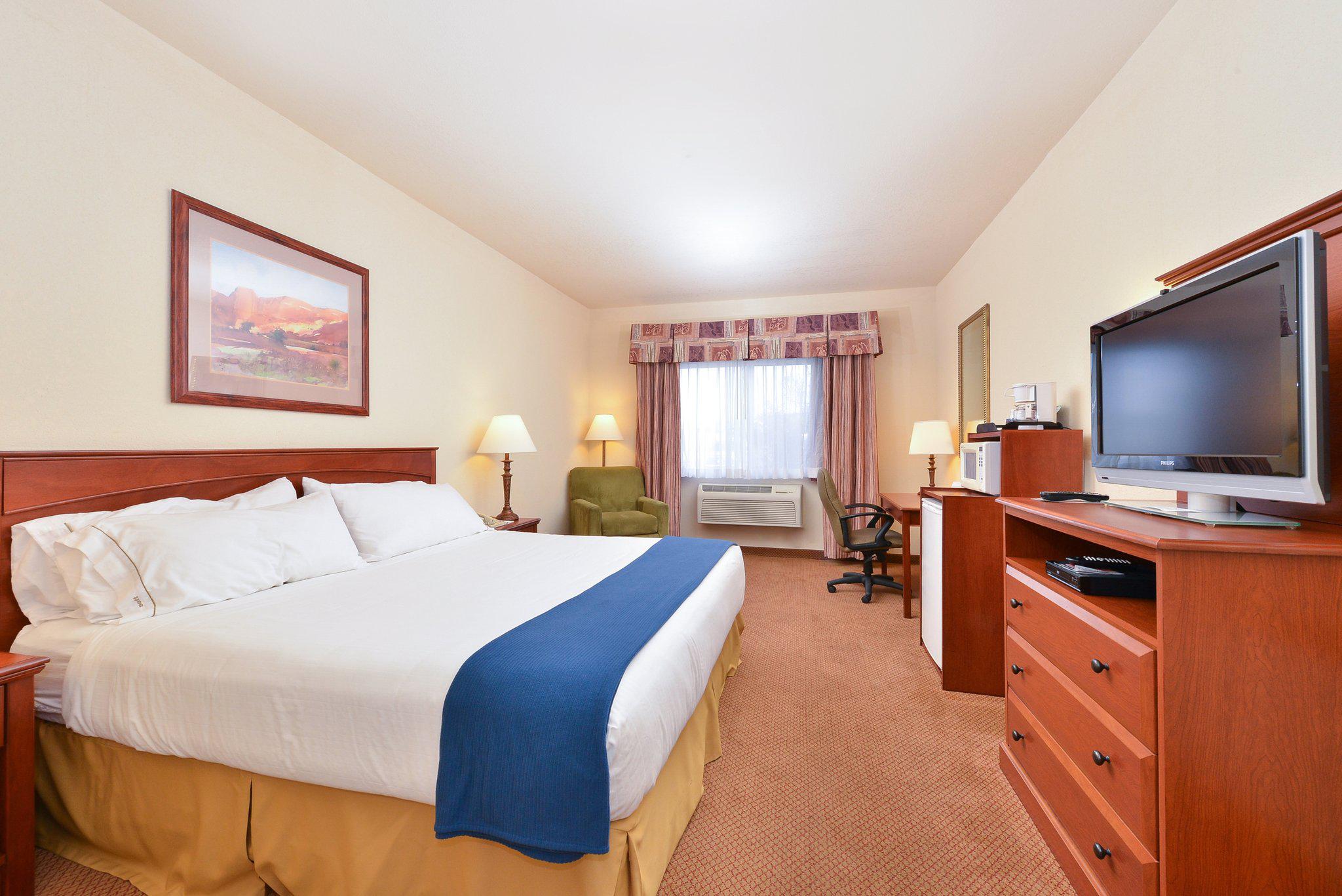 Holiday Inn Express & Suites Farmington (Bloomfield) Photo