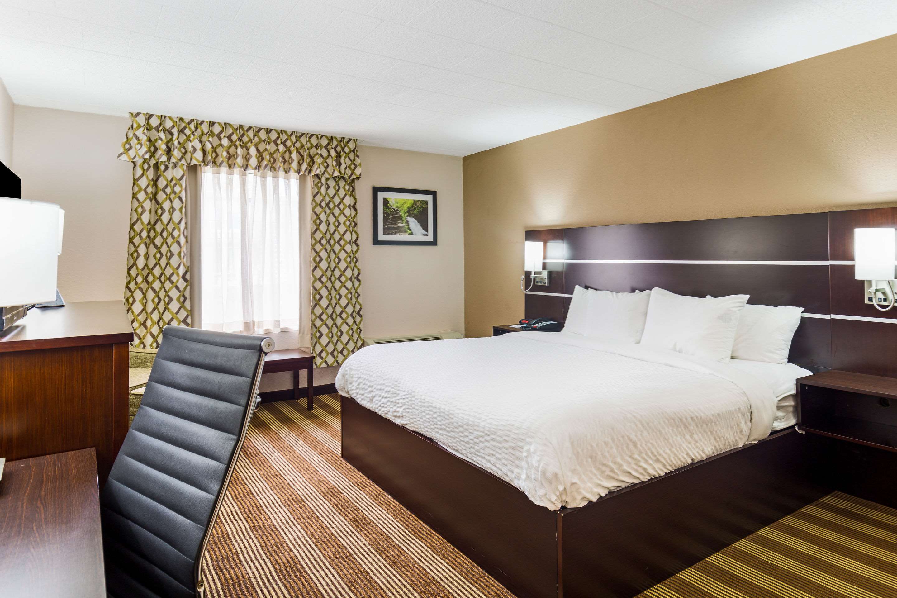 Clarion Inn & Suites Stroudsburg - Poconos Photo