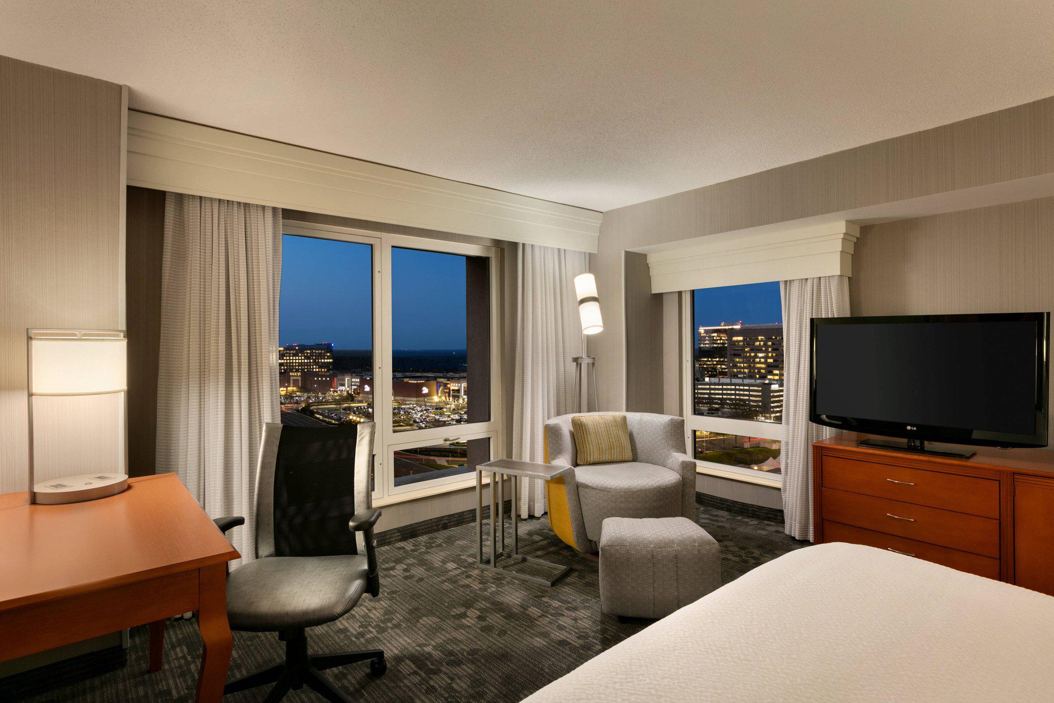 Courtyard by Marriott Tysons McLean Photo