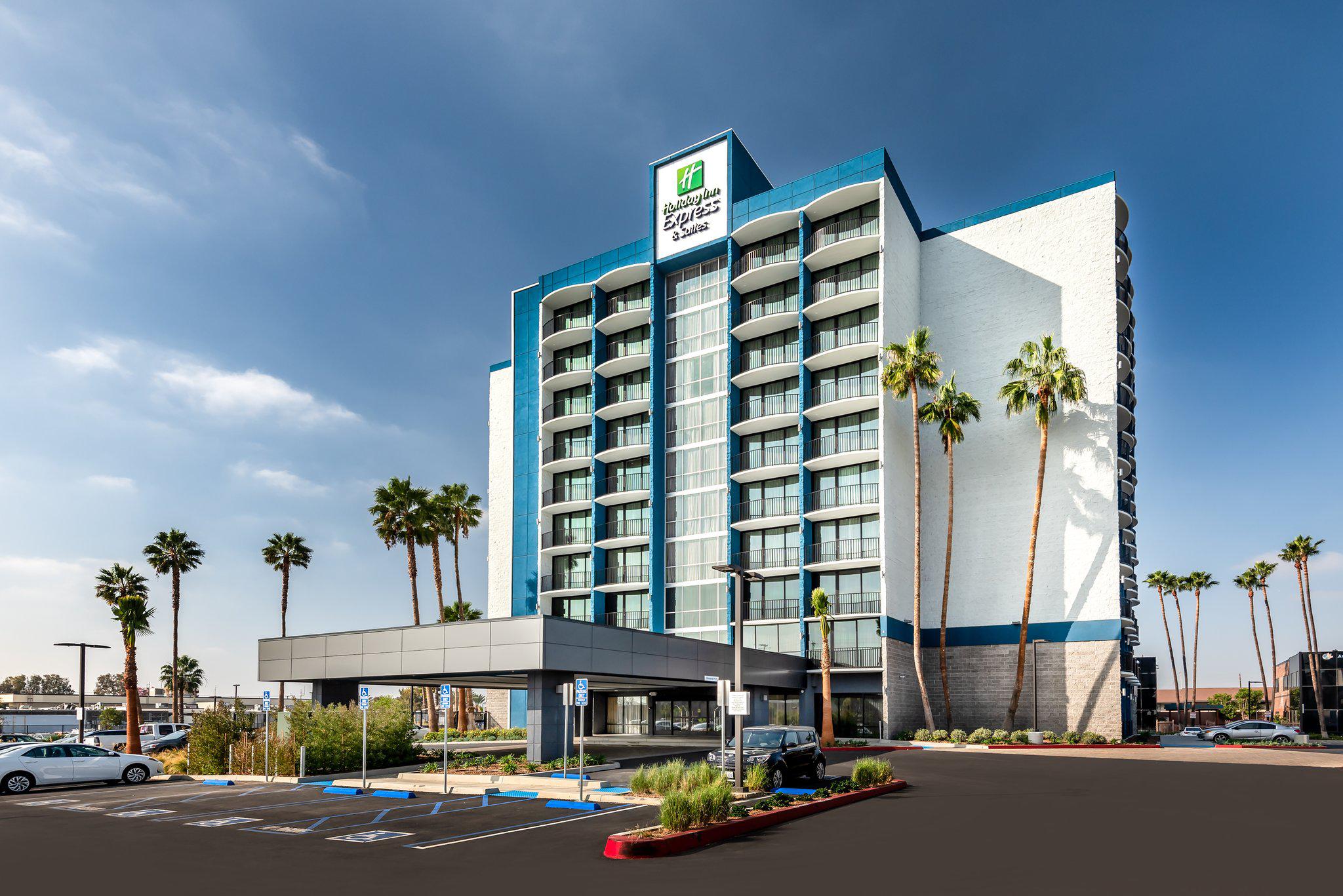 Holiday Inn Express & Suites Santa ANA - Orange County Photo