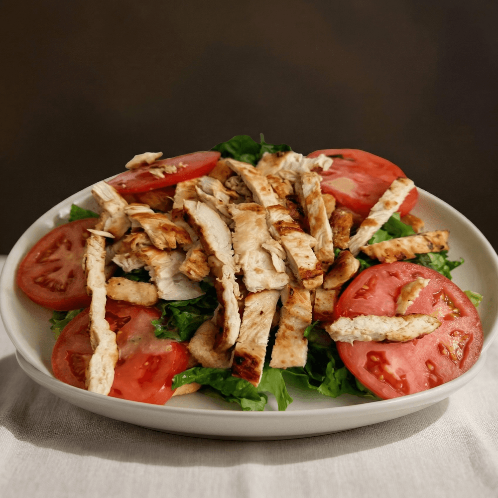 Ensalada de Caesar con Pollo, Lechuga, Pollo, Queso Parmesano y Pan Tostado