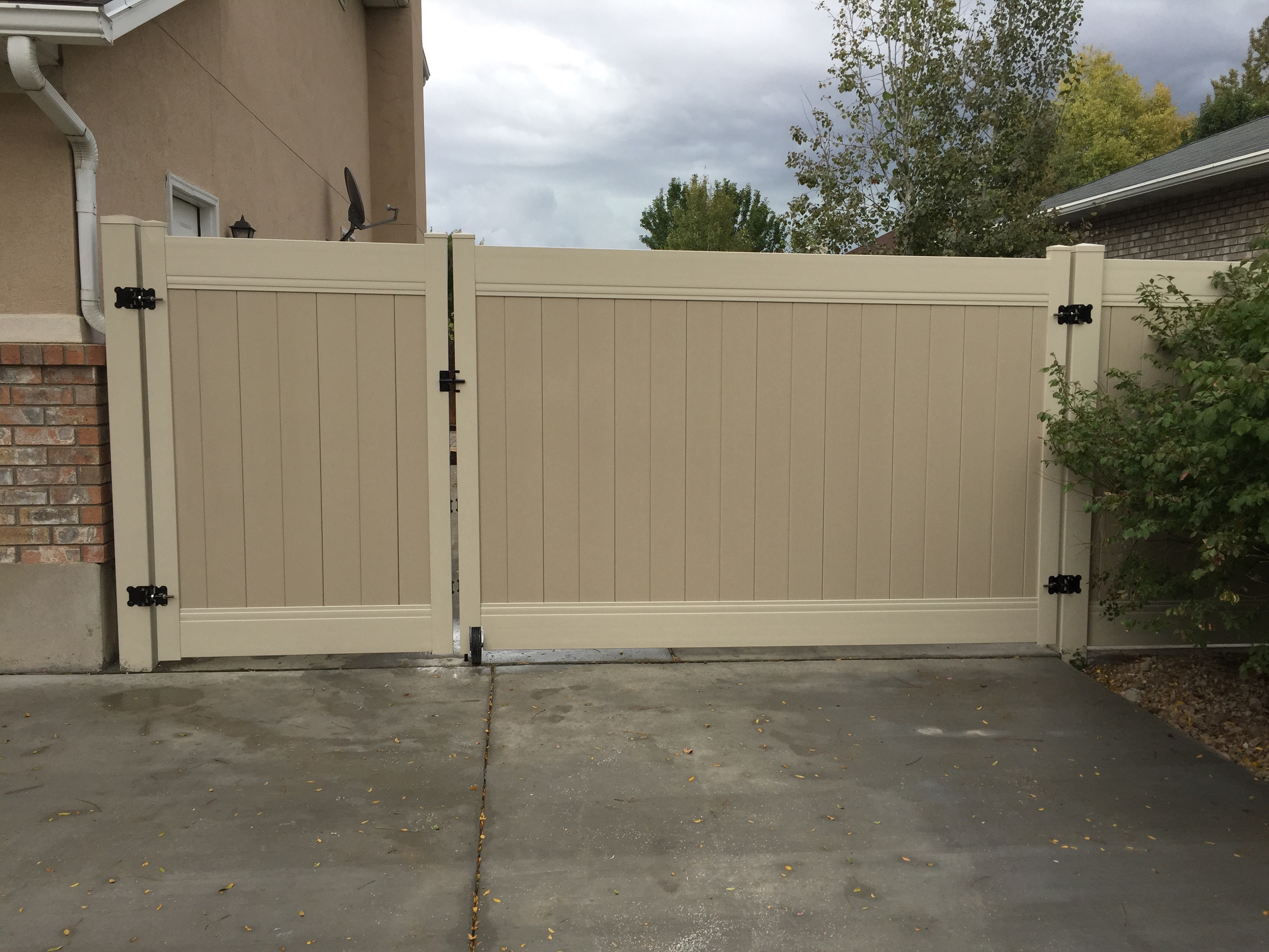 Crown Vinyl Fence Inc. Photo