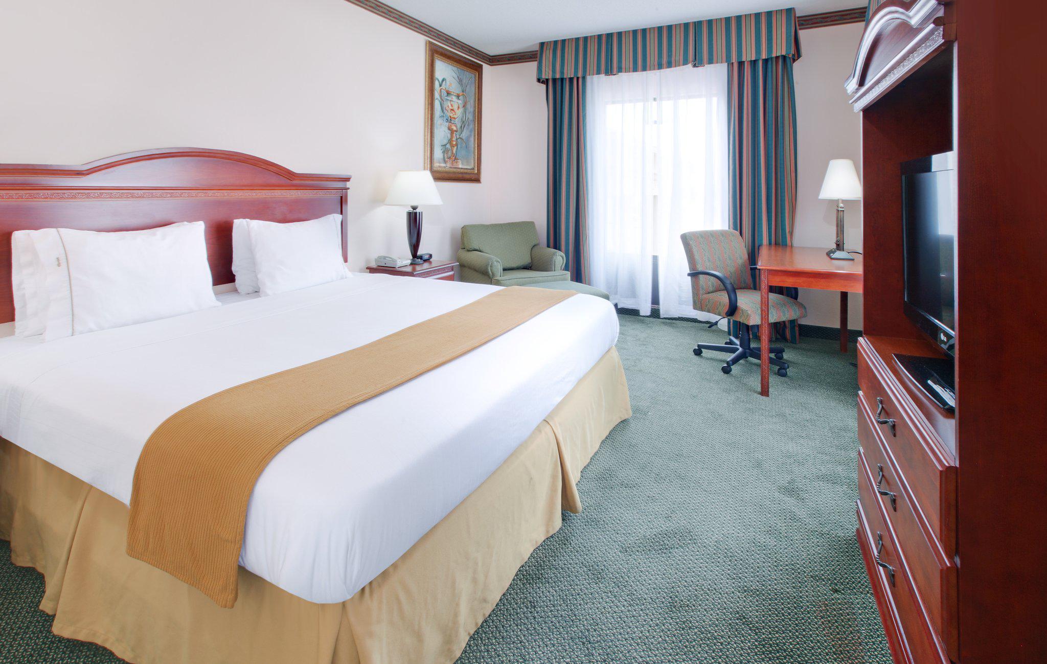 Holiday Inn Express & Suites Cleveland Photo
