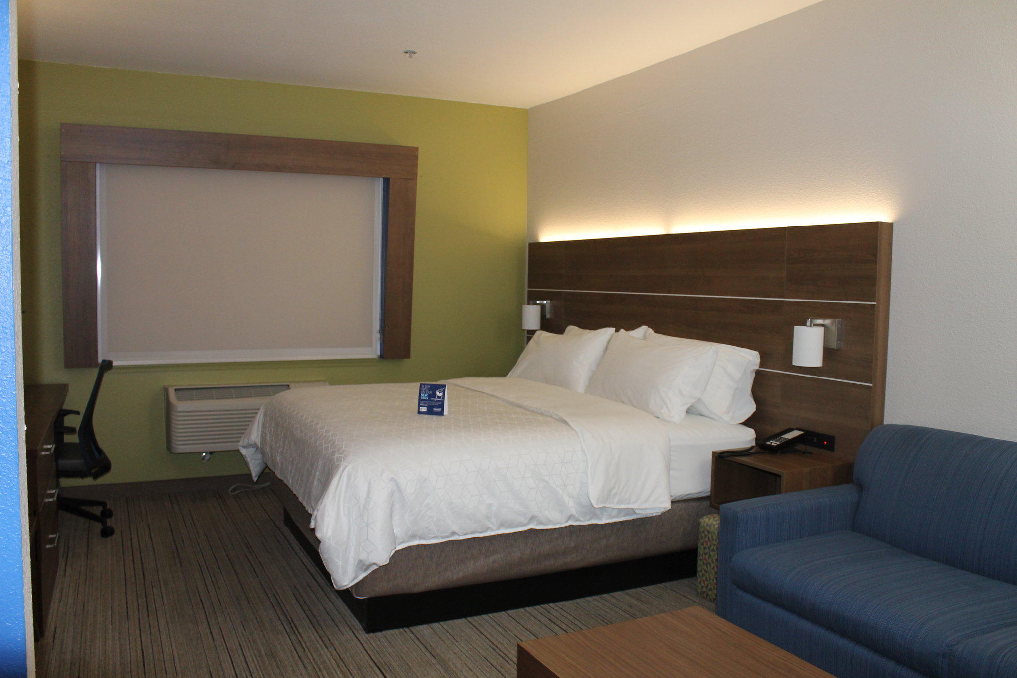 Holiday Inn Express & Suites Tulare Photo