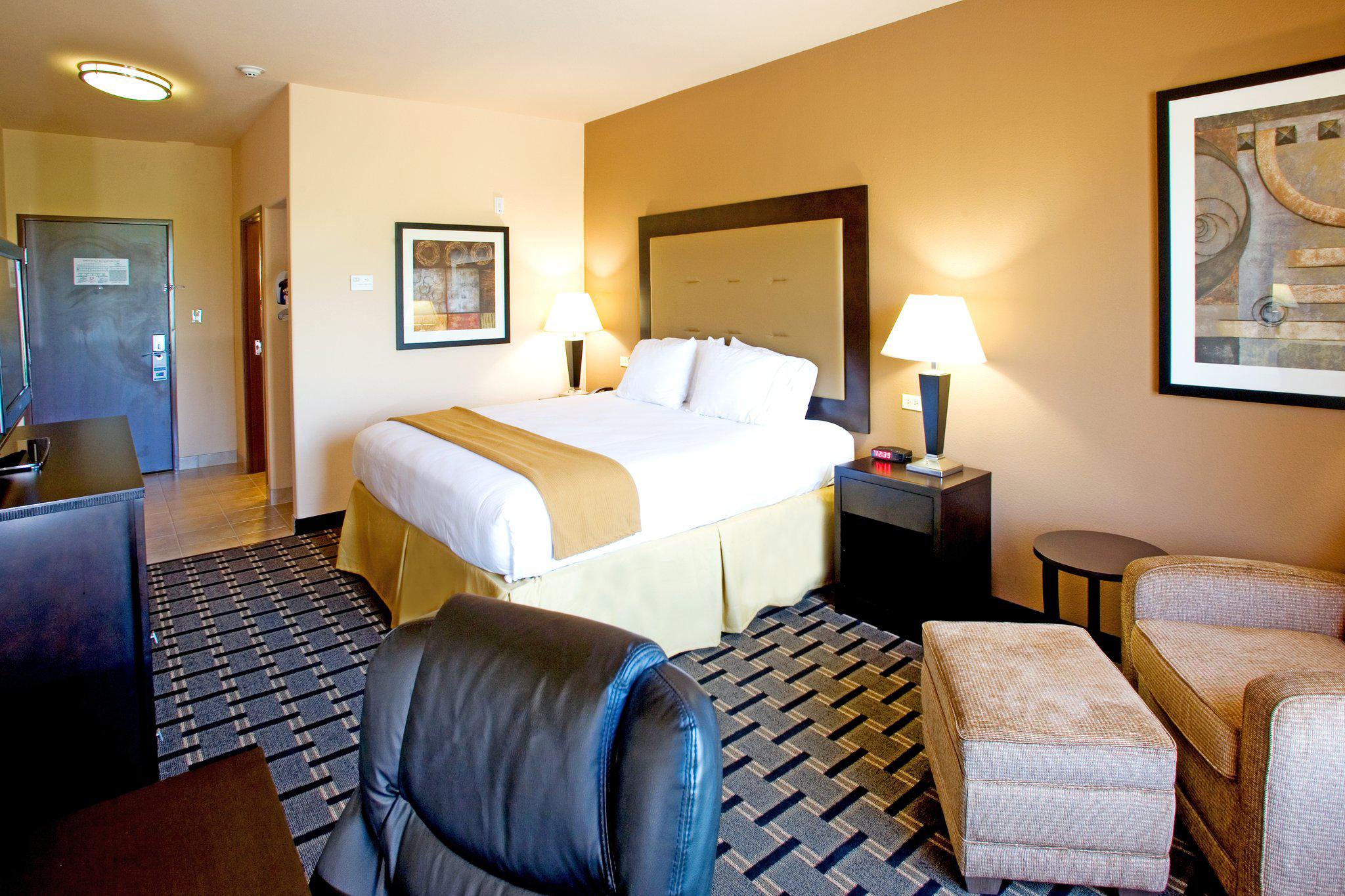 Holiday Inn Express & Suites Beeville Photo