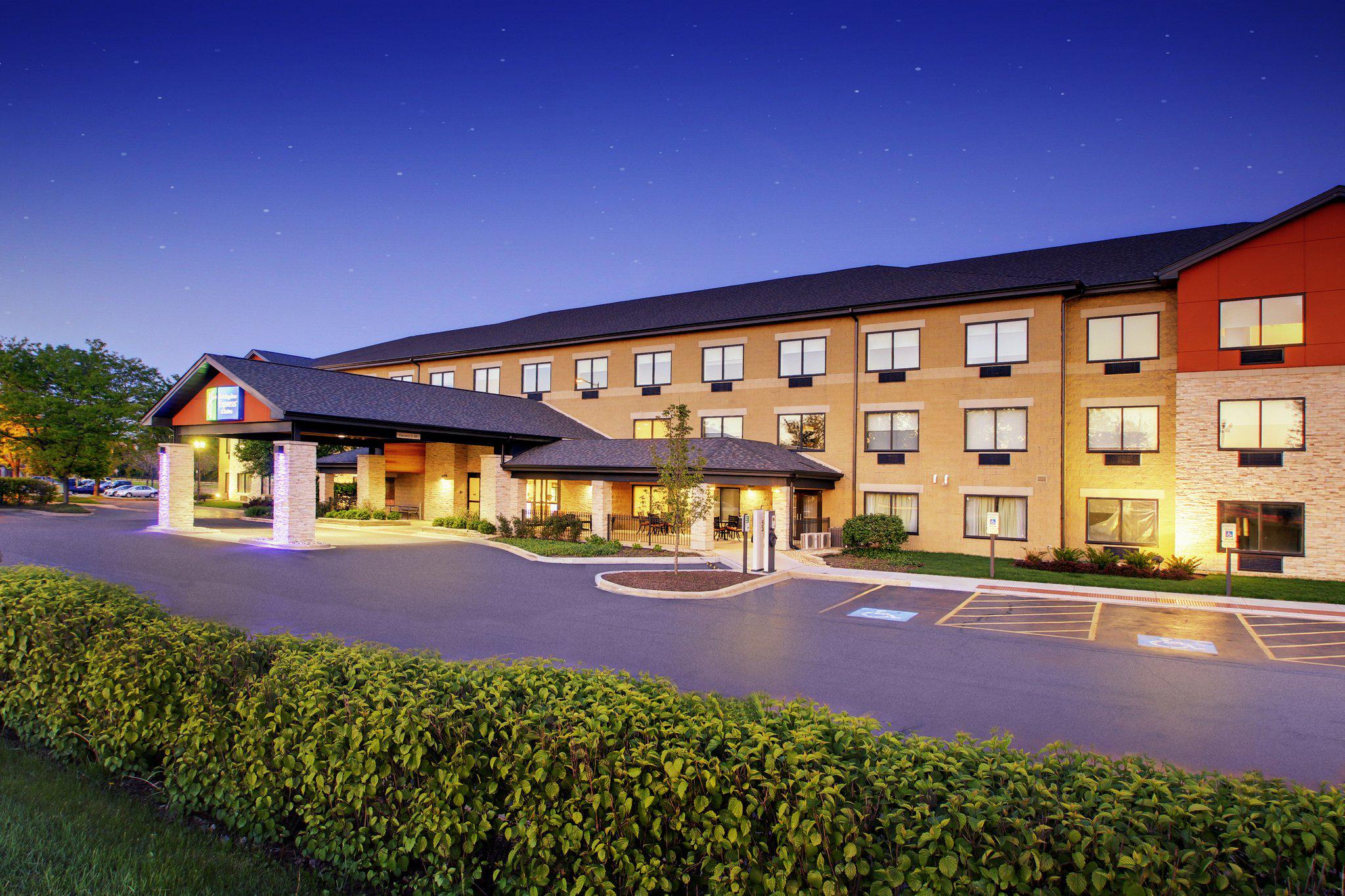 Holiday Inn Express & Suites Aurora - Naperville Photo