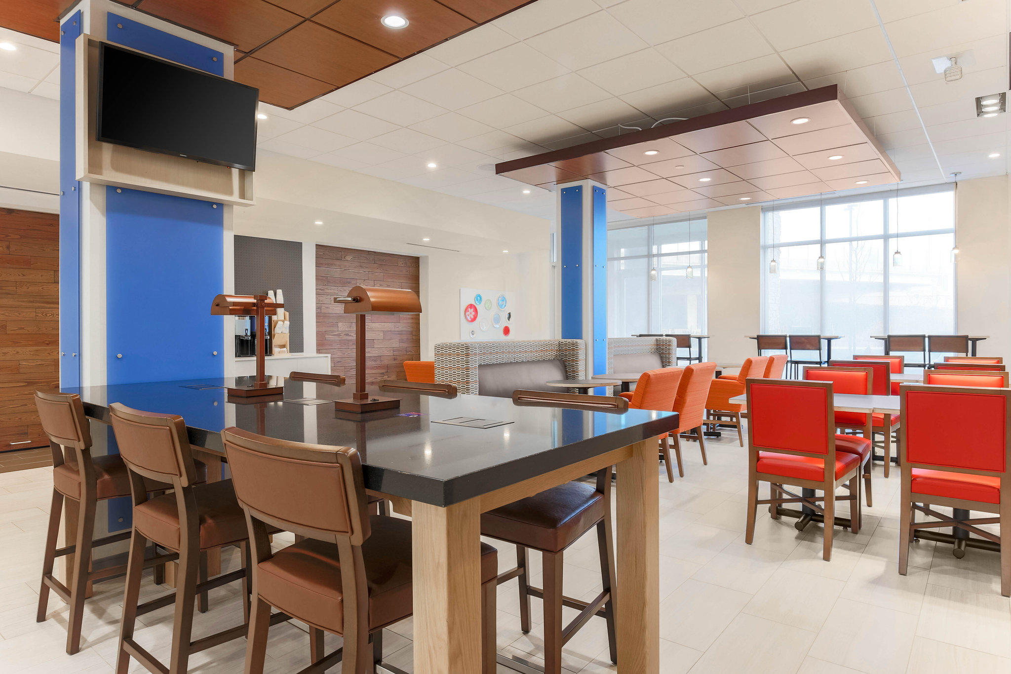 Holiday Inn Express & Suites Chicago O'Hare Airport Photo