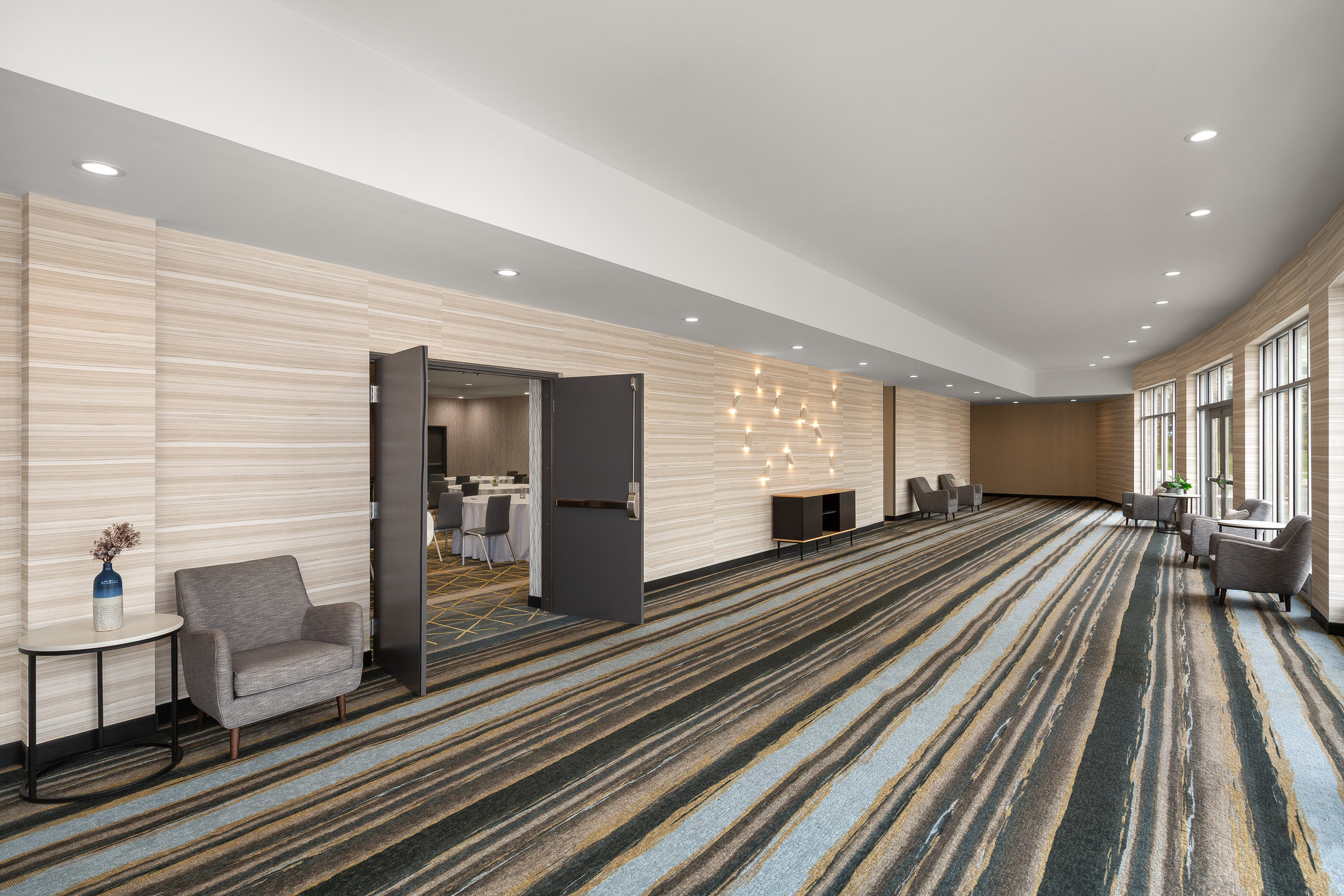 Holiday Inn & Suites Detroit - Troy by IHG Image