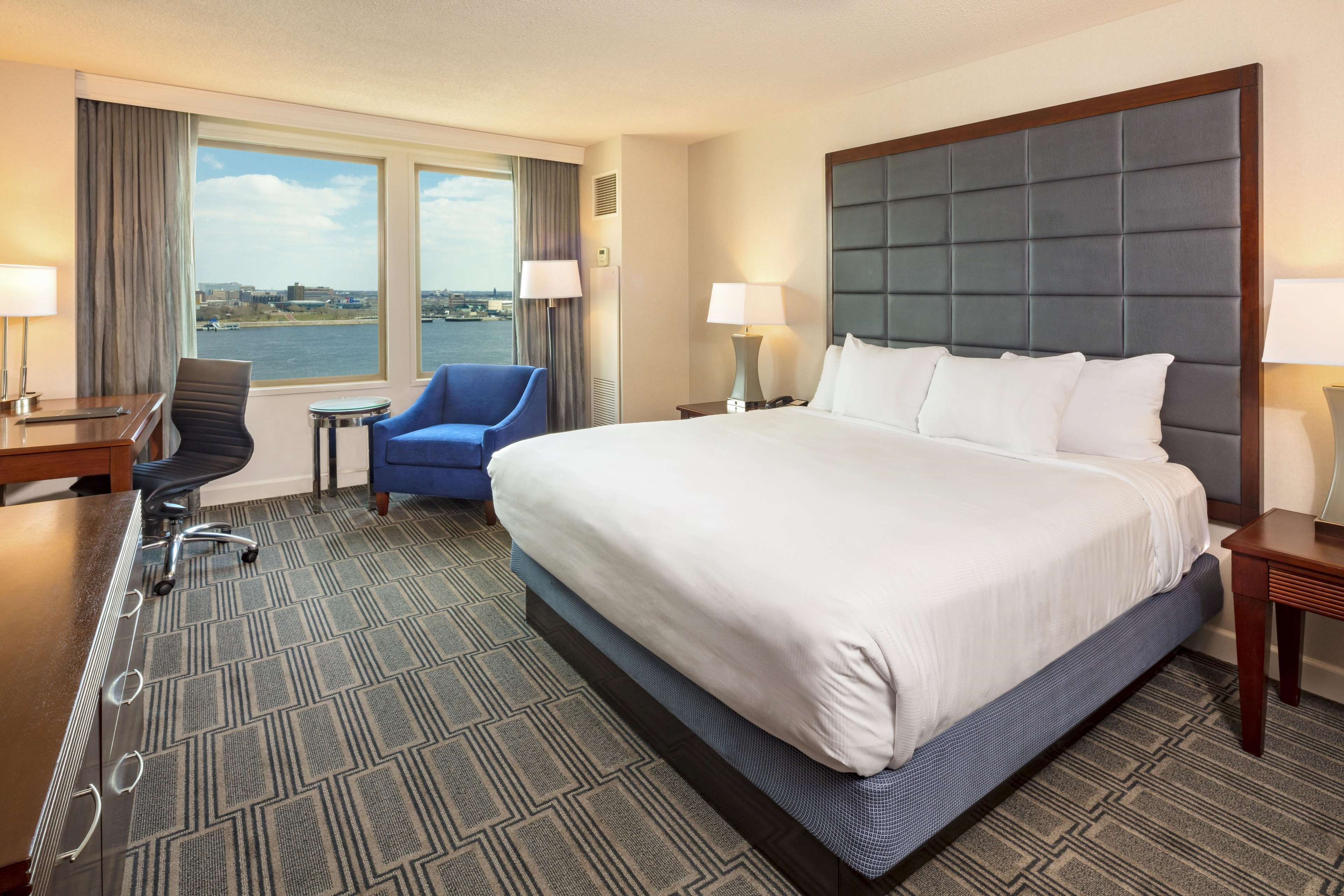 Hilton Philadelphia at Penn's Landing Photo