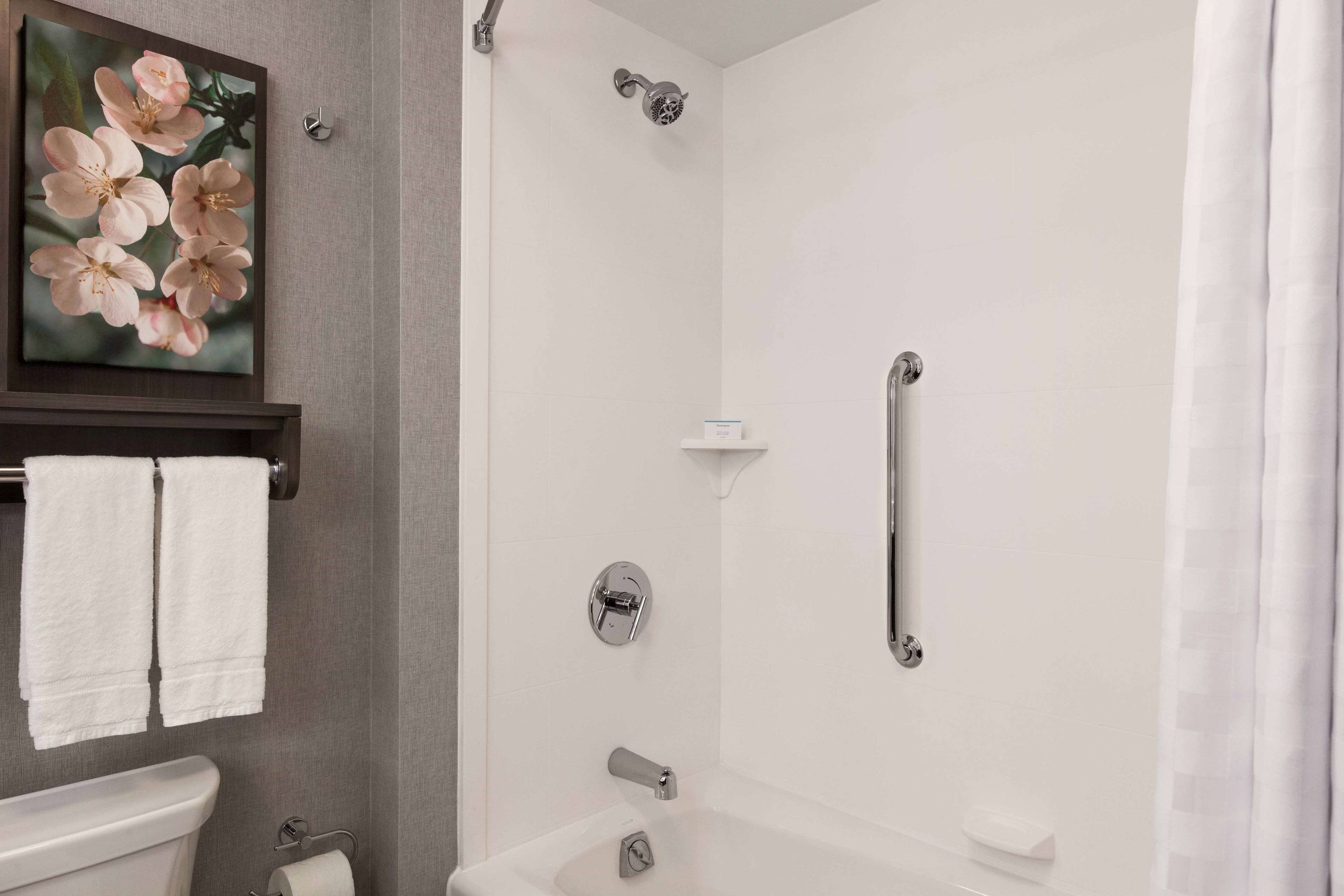 Guest room bath