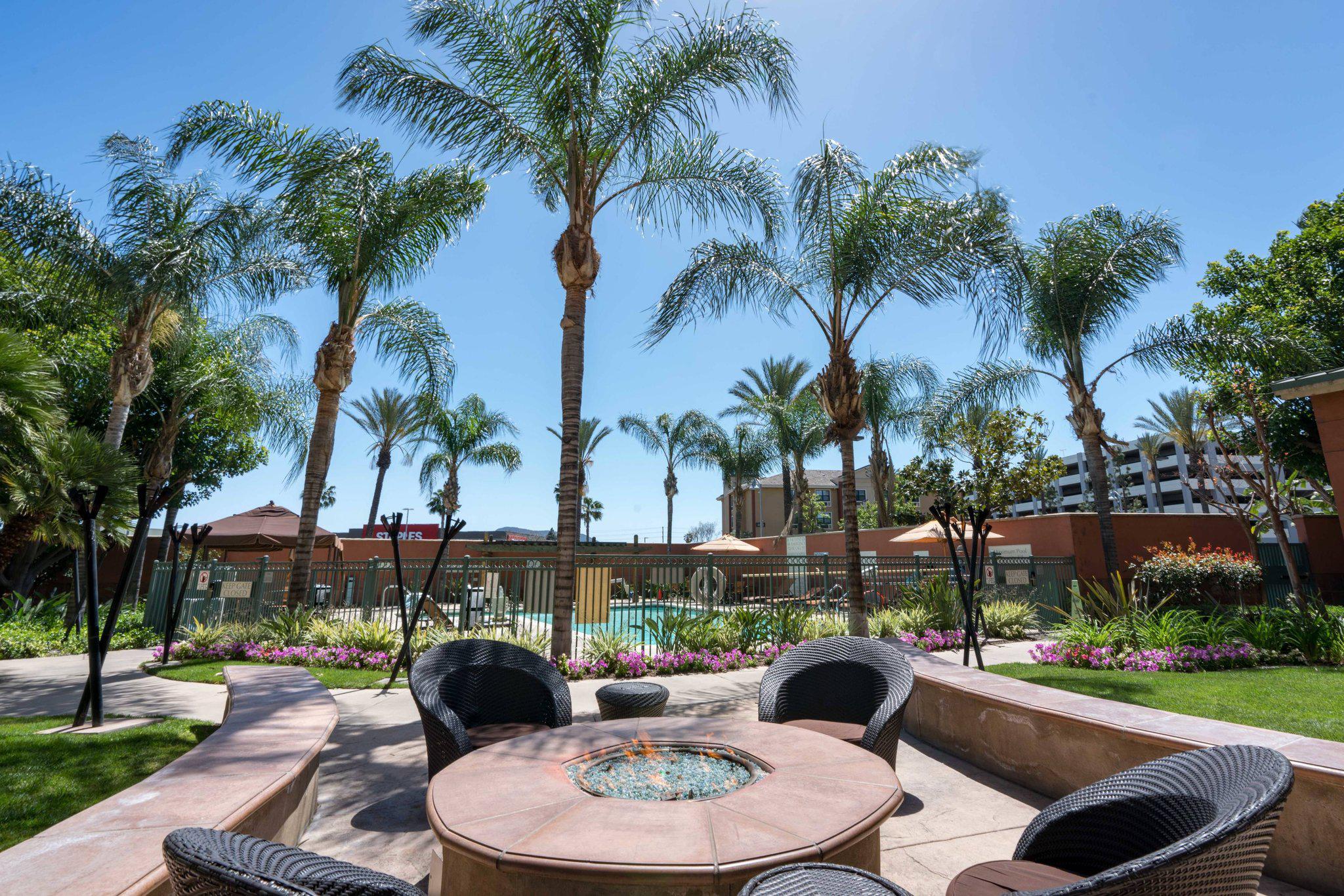 Courtyard by Marriott Los Angeles Burbank Airport Photo