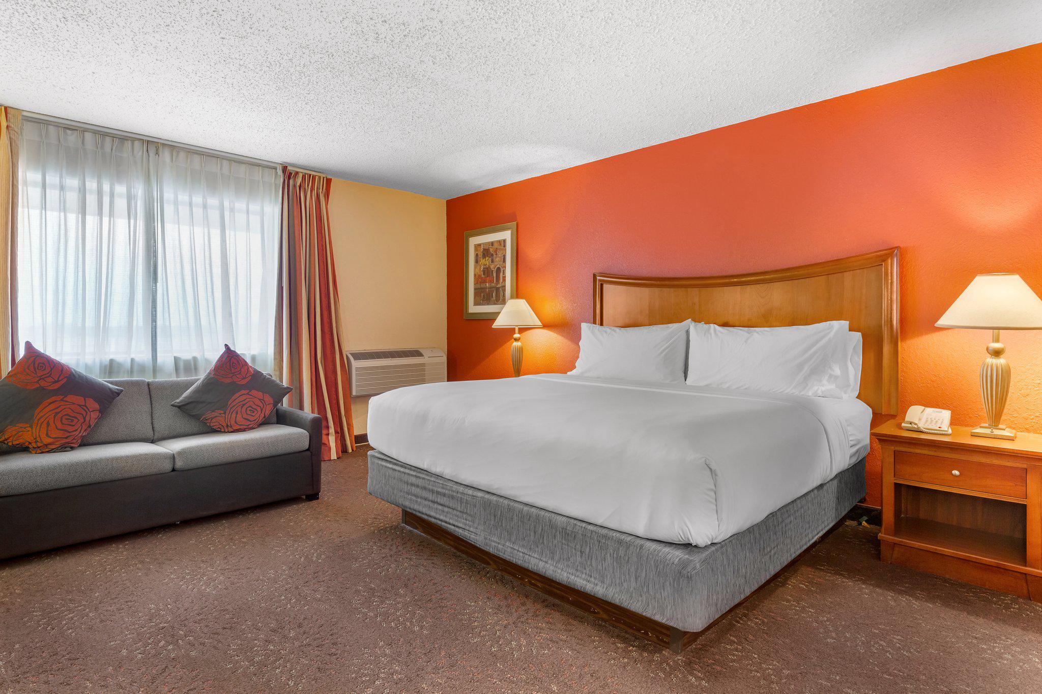 Holiday Inn Express Chicago-Downers Grove Photo