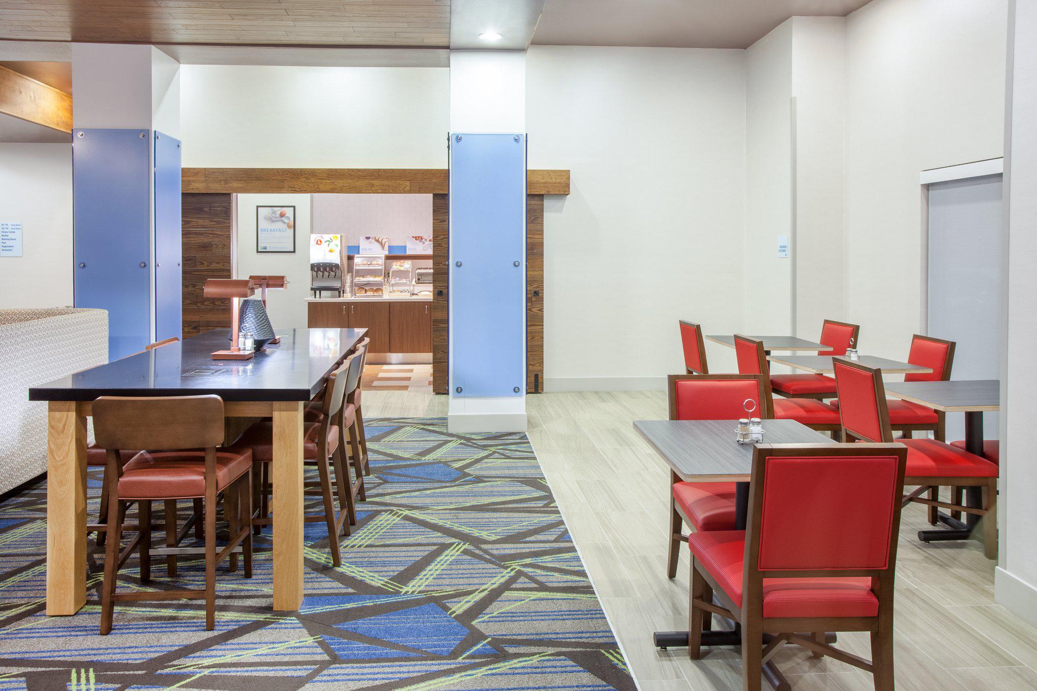 Holiday Inn Express & Suites Texarkana Photo