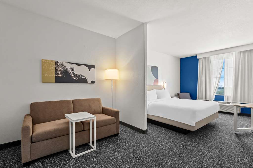 Spark by Hilton Selma Image