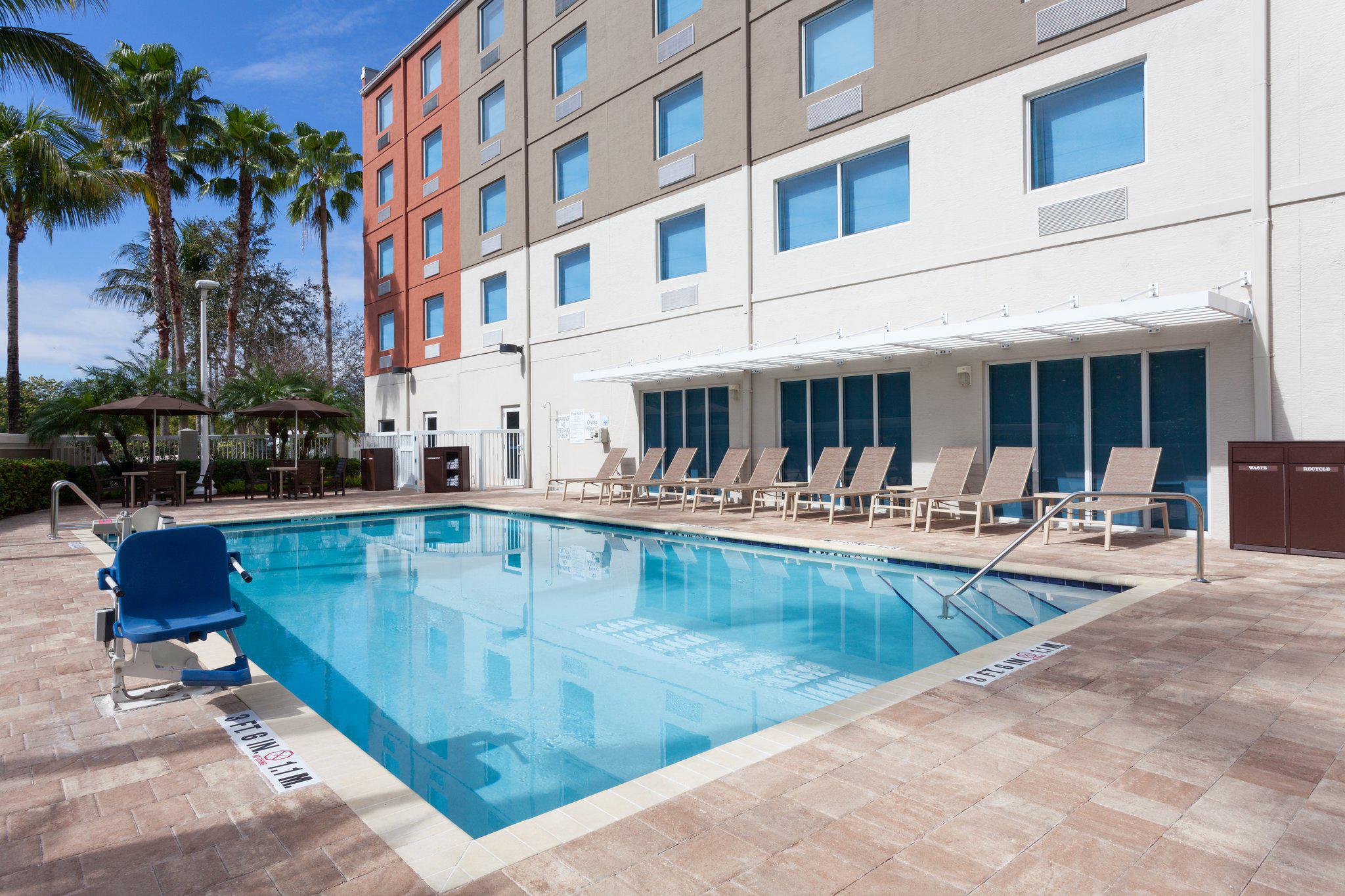 Holiday Inn Express & Suites Ft. Lauderdale Airport/Cruise Photo