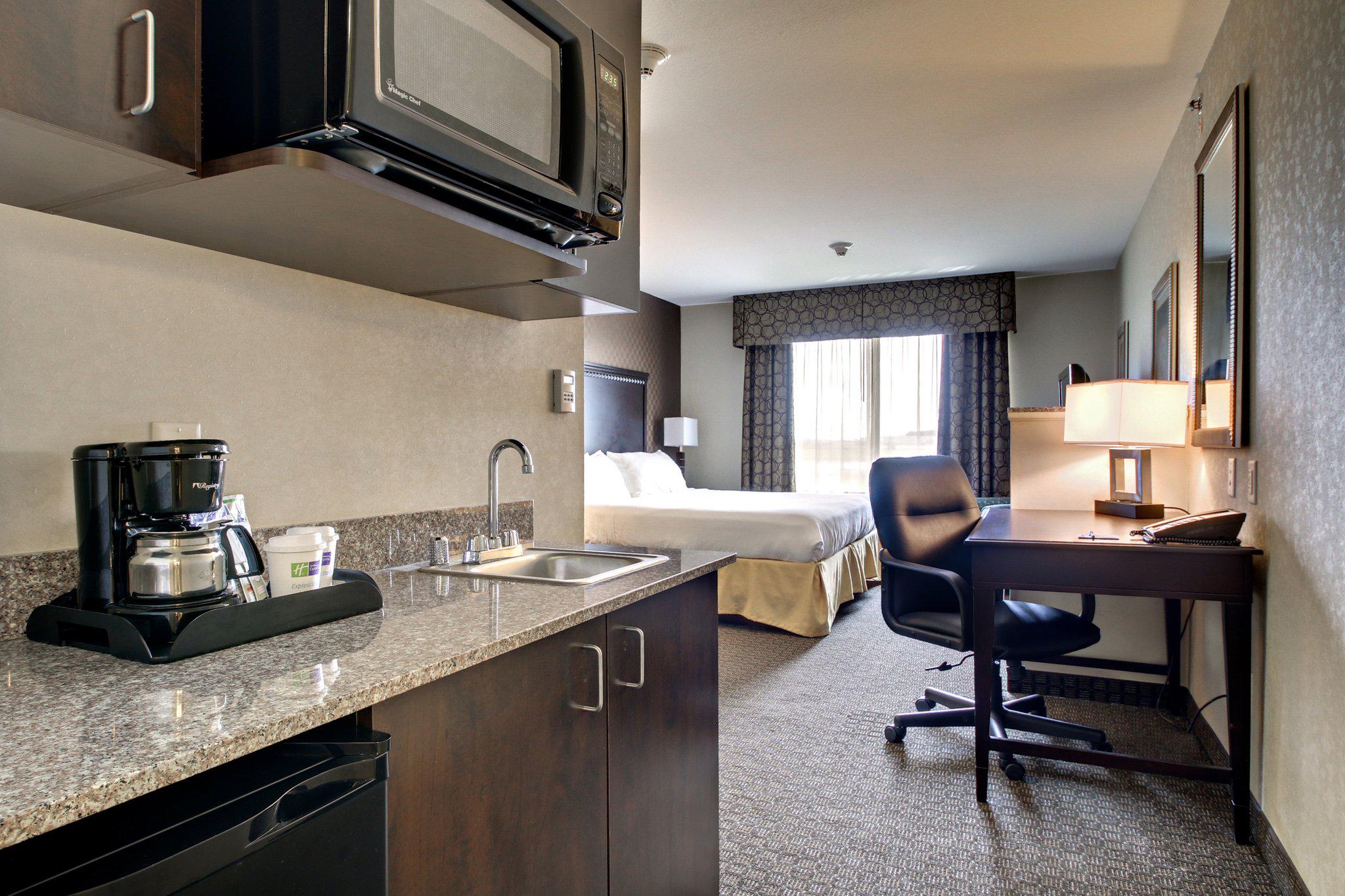 Holiday Inn Express & Suites Peru - Lasalle Area Photo