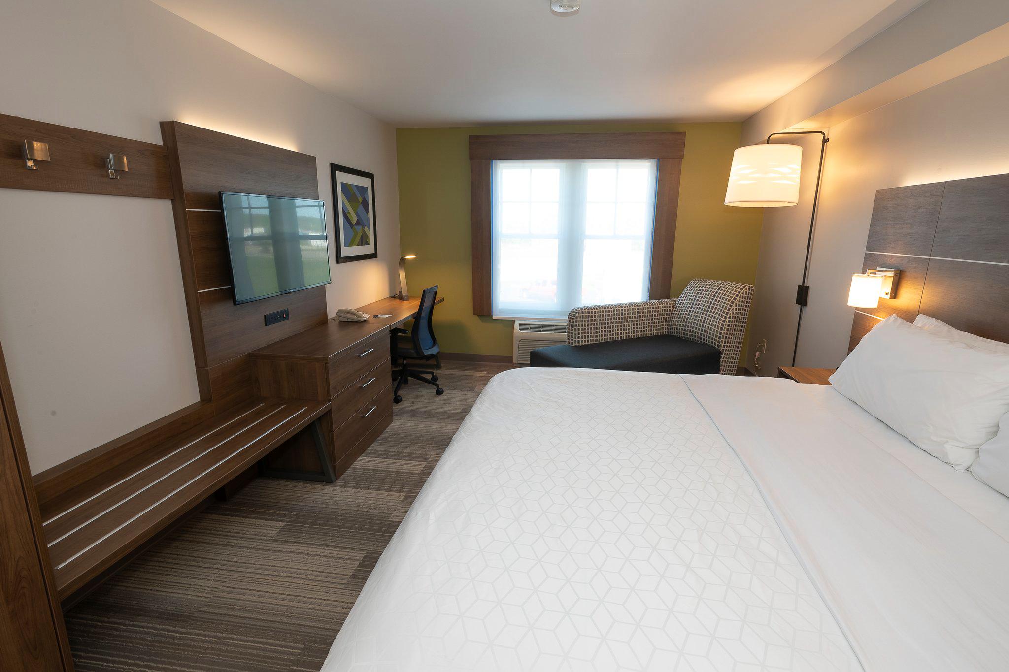 Holiday Inn Express & Suites Iron Mountain Photo