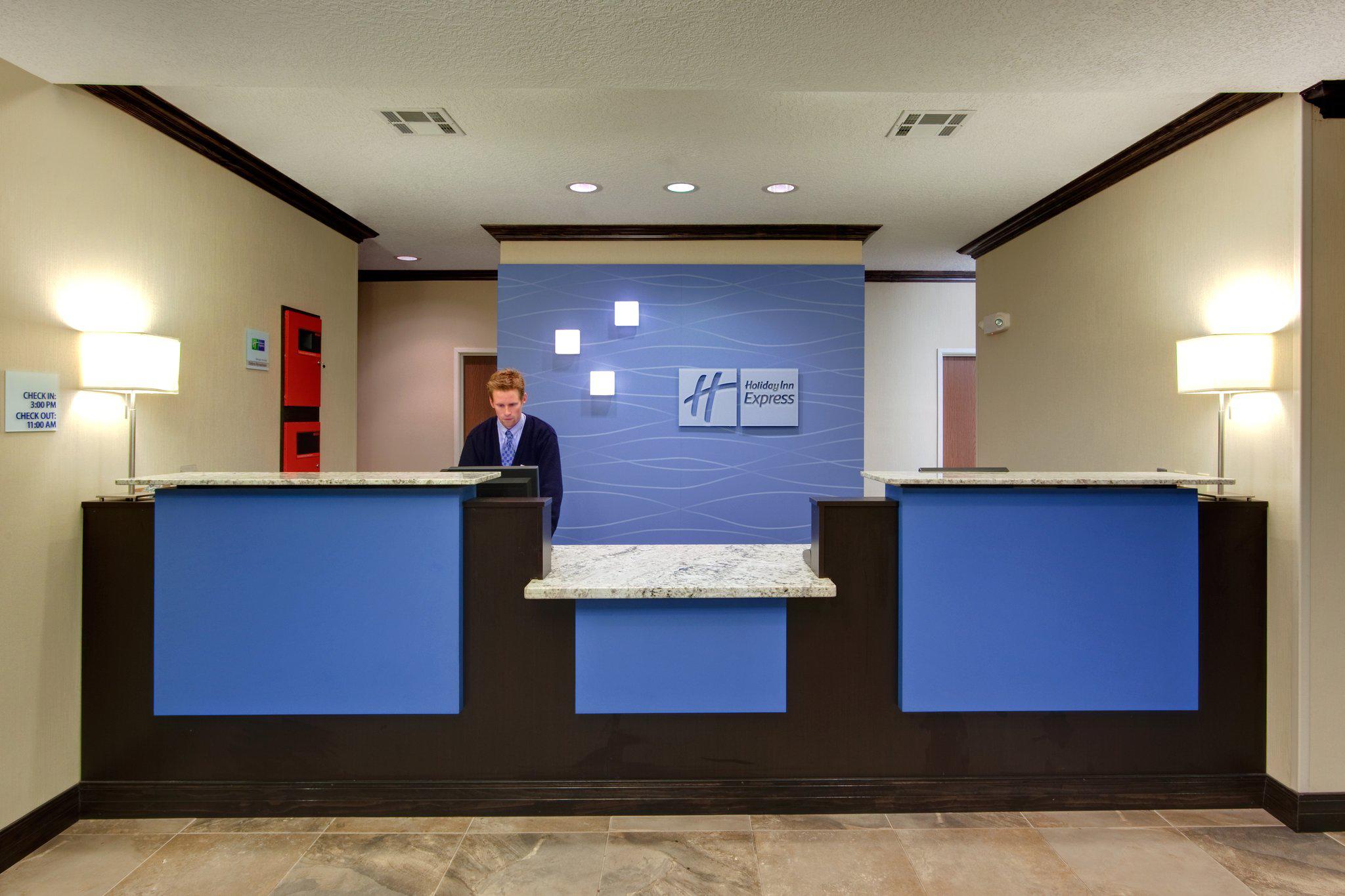 Holiday Inn Express & Suites Albuquerque Airport Photo