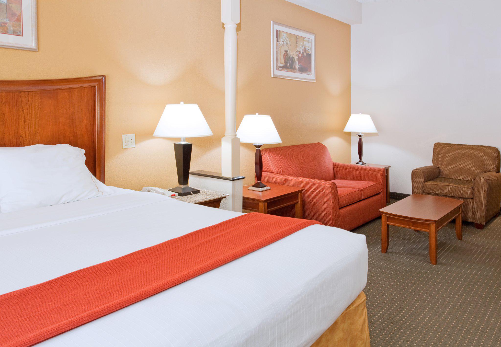 Holiday Inn Express & Suites Fayetteville-Ft. Bragg Photo