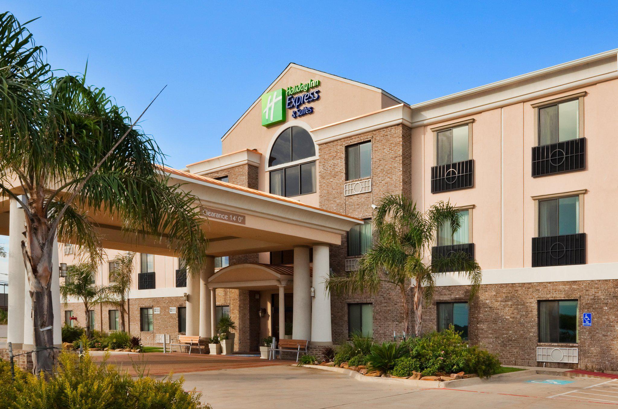 Holiday Inn Express & Suites Fairfield-North Photo