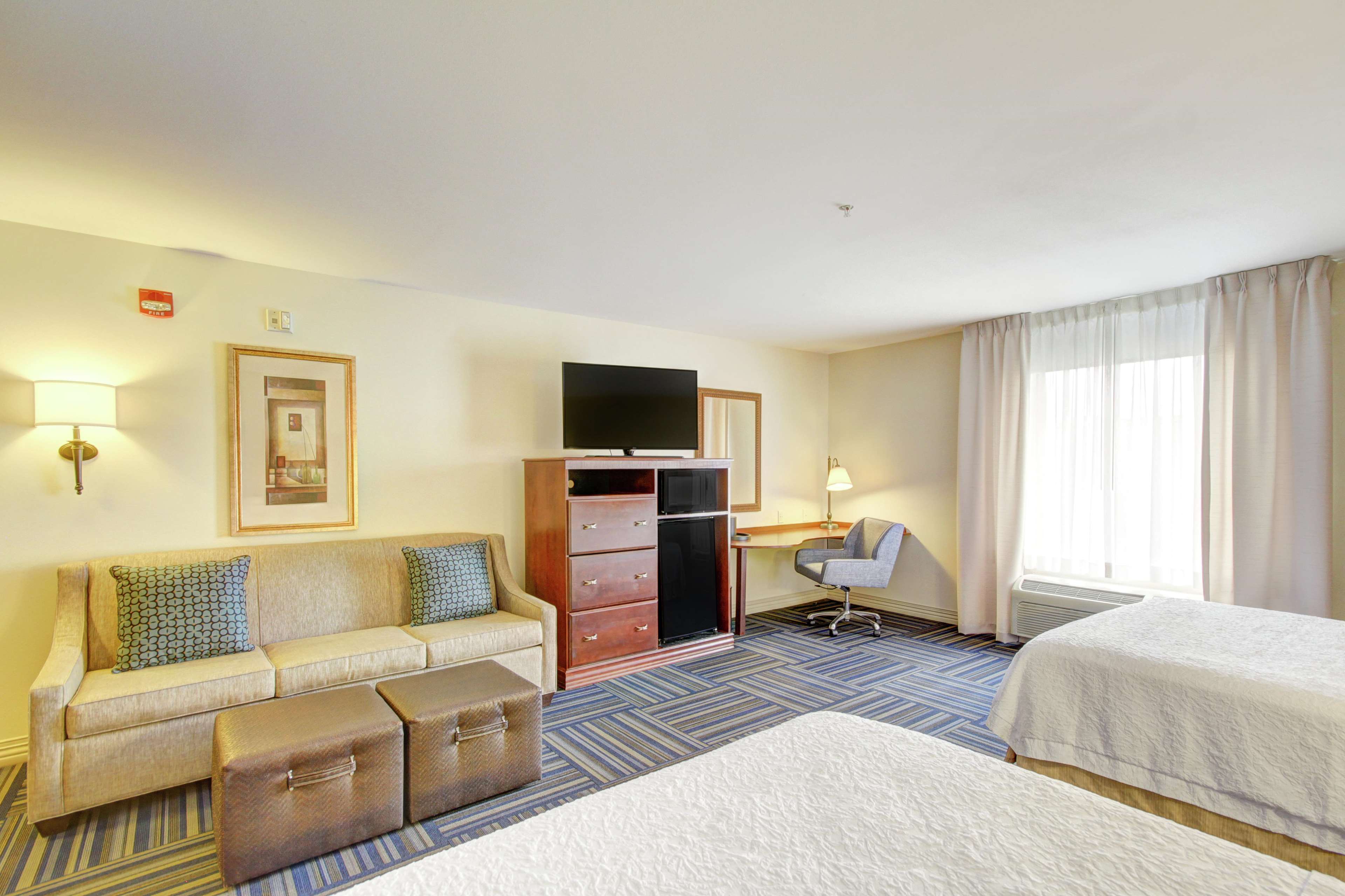 Hampton Inn & Suites Alexandria Photo