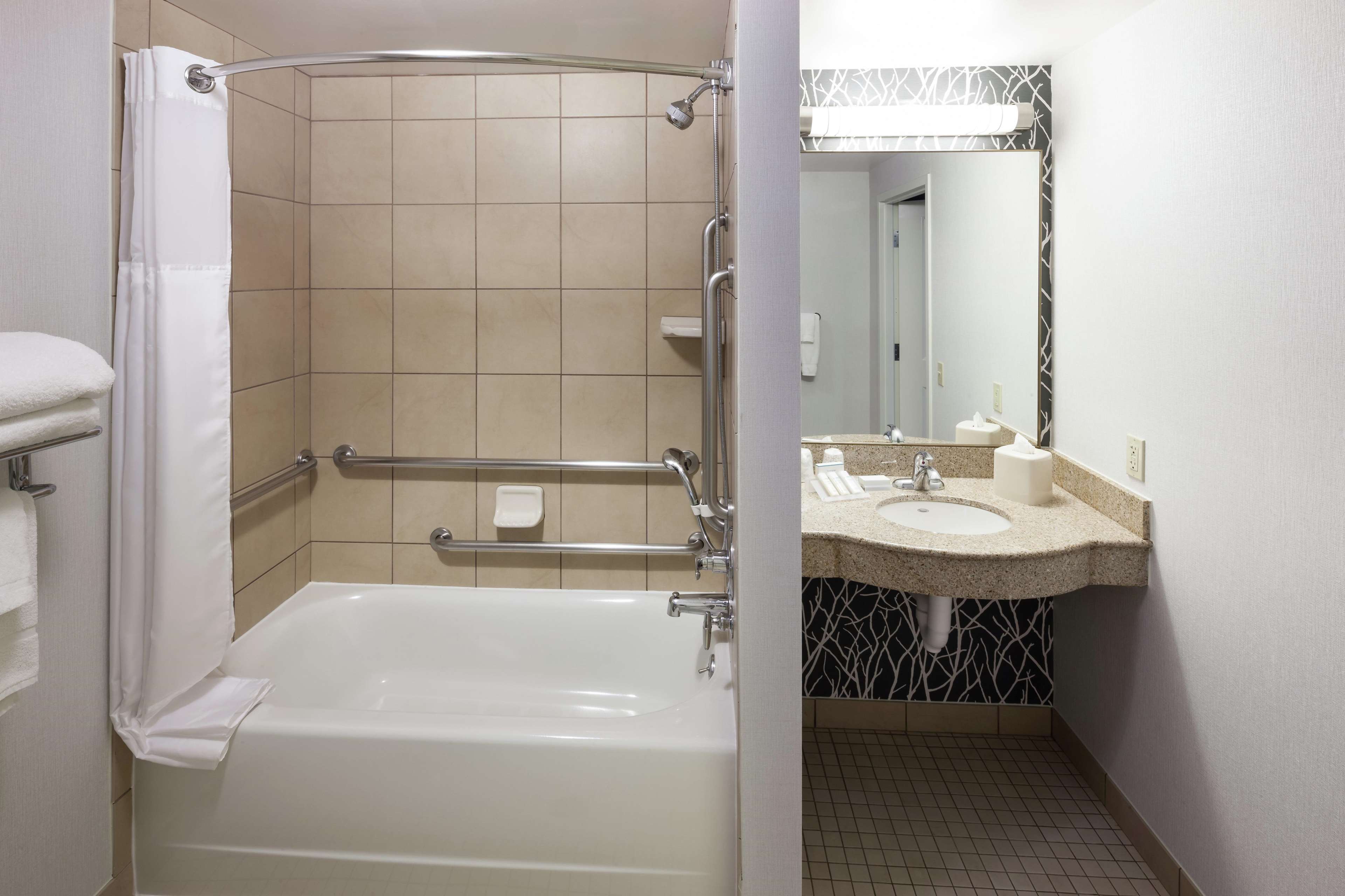 Hilton Garden Inn Lake Forest Mettawa Photo