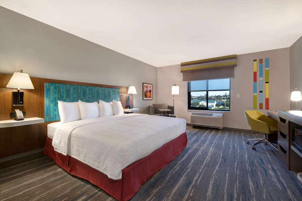 Hampton Inn & Suites Marina Image