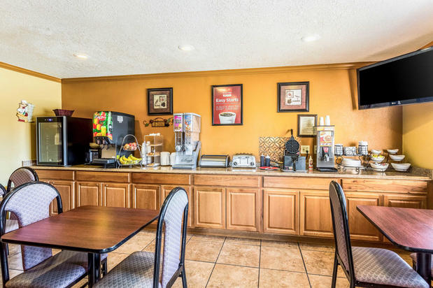 Images Econo Lodge Inn & Suites