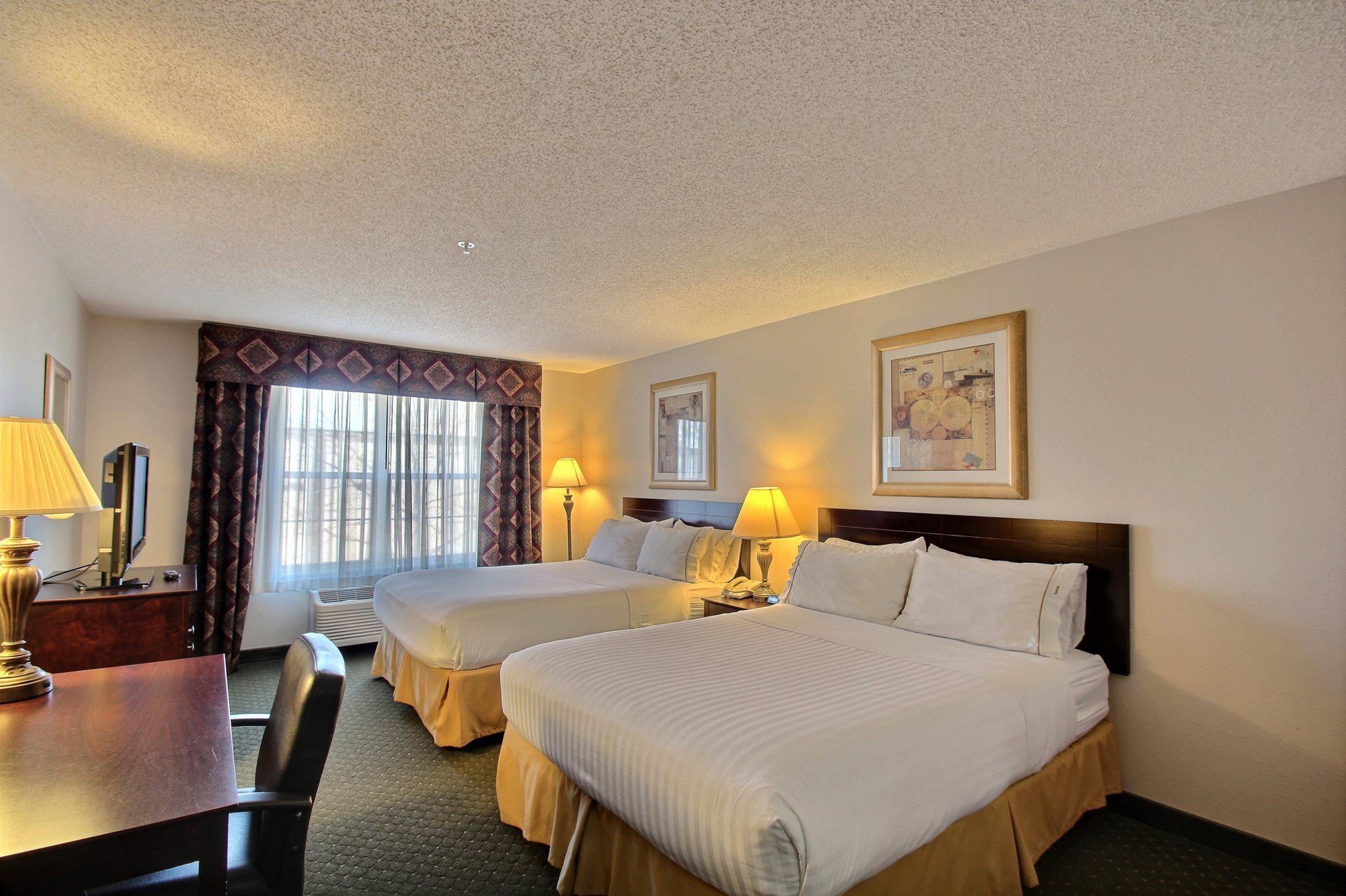 Holiday Inn Express & Suites Oshkosh-Sr 41 Photo