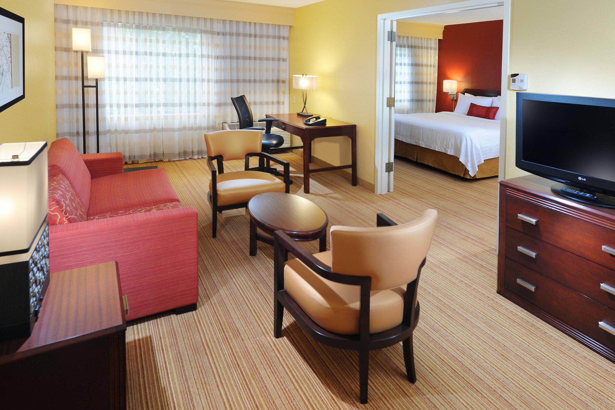 Courtyard by Marriott Houston Hobby Airport Photo