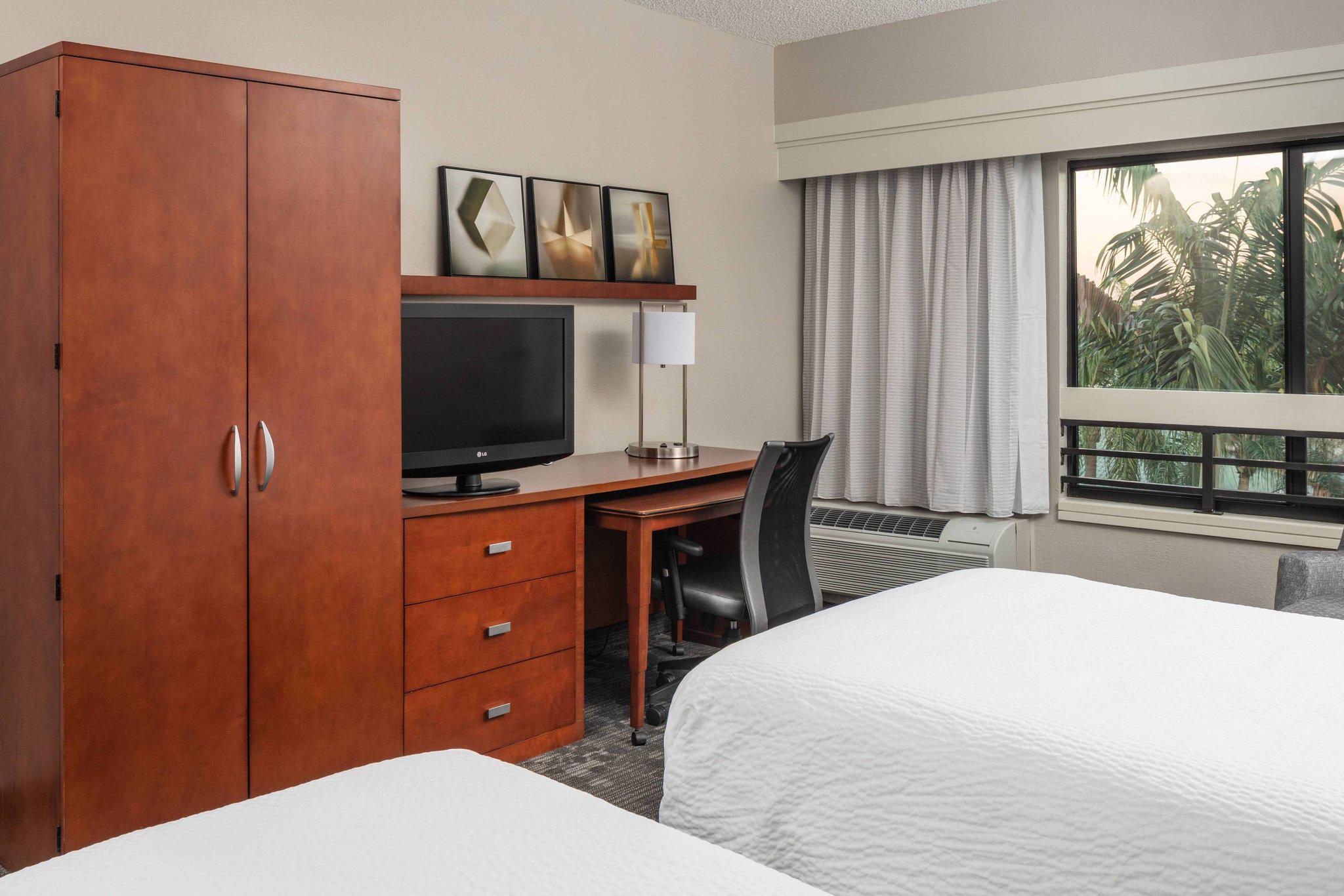 Courtyard by Marriott Miami Lakes Photo