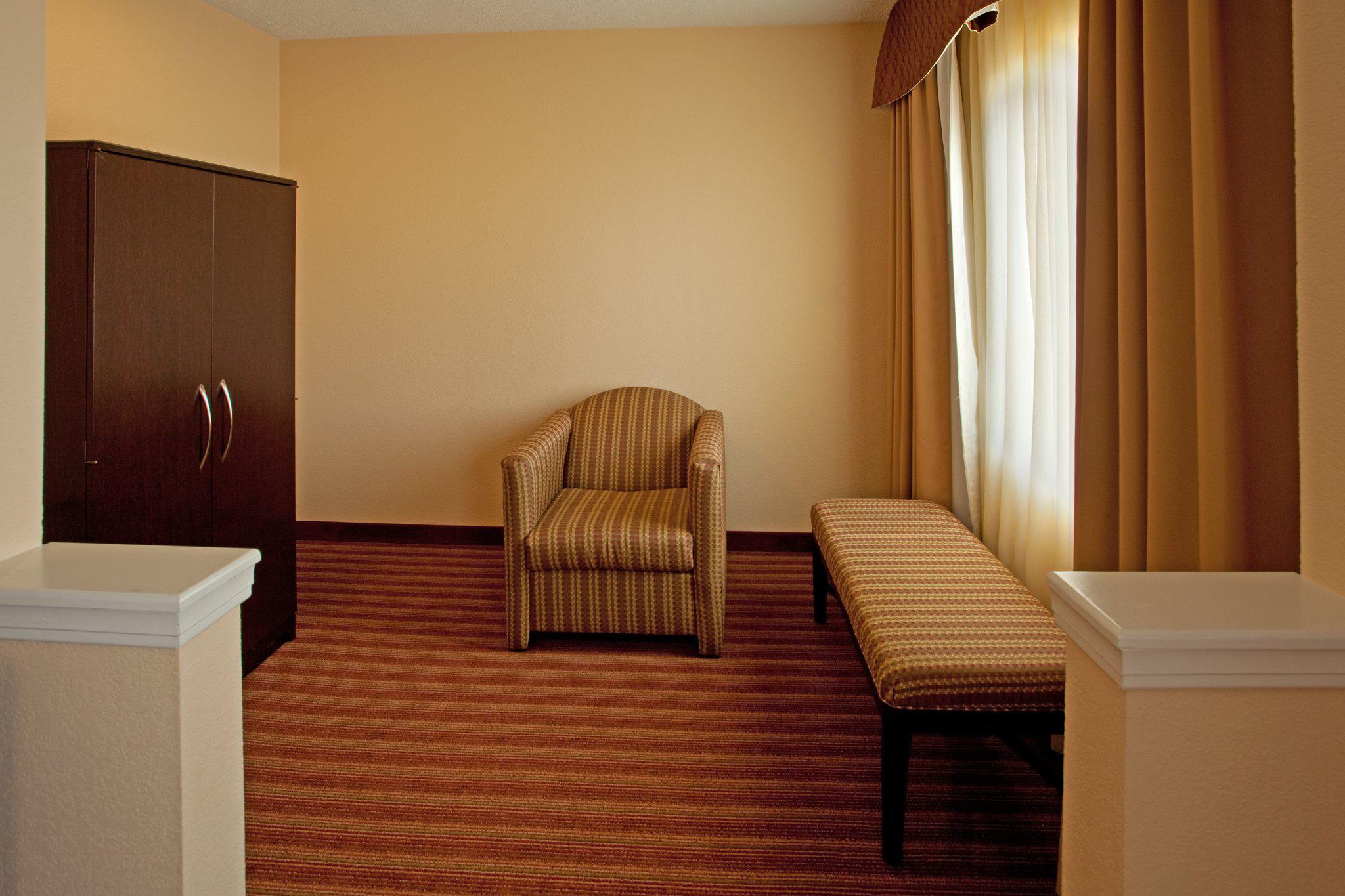 Holiday Inn Express & Suites Greenville Airport Photo