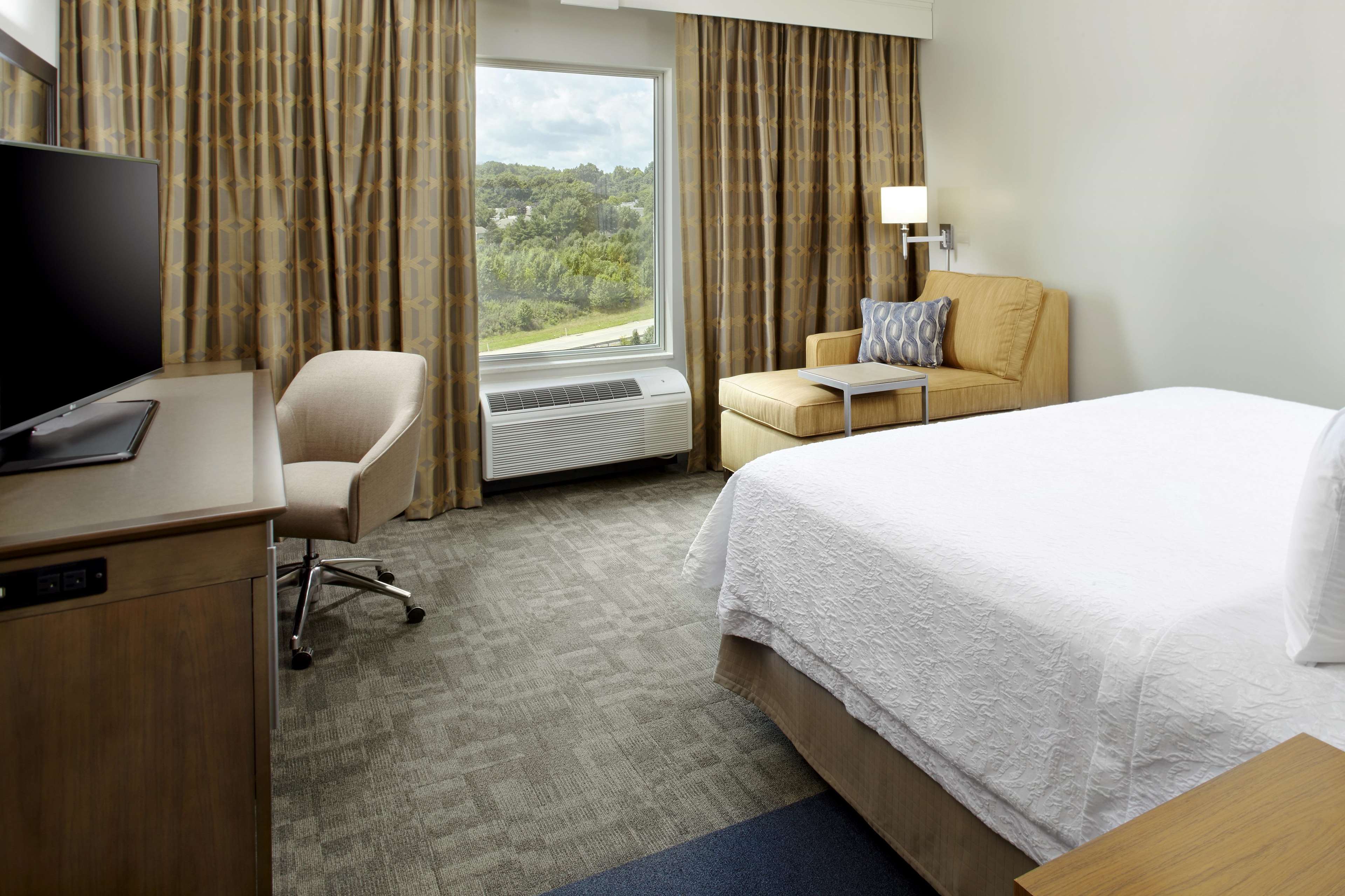 Hampton Inn & Suites Pittsburgh Airport South–Settlers Ridge Photo