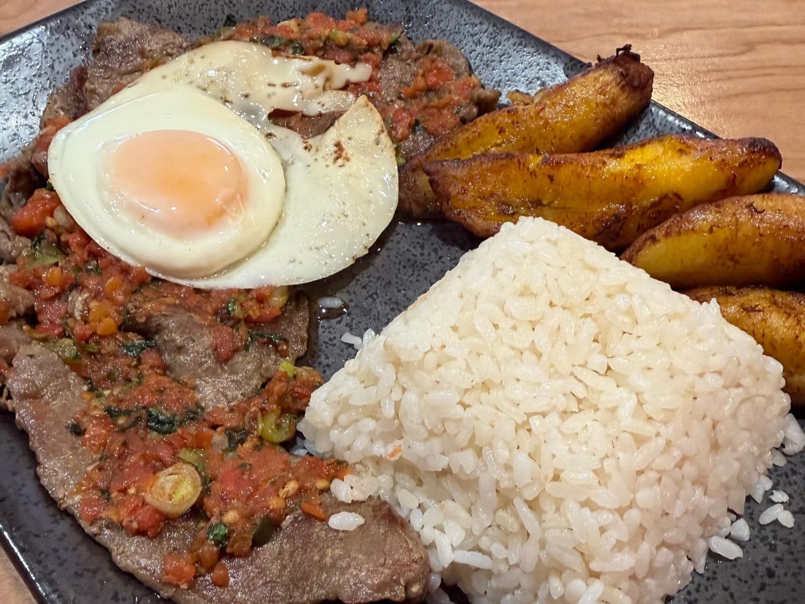 Steak & Eggs / Bistec a Caballo