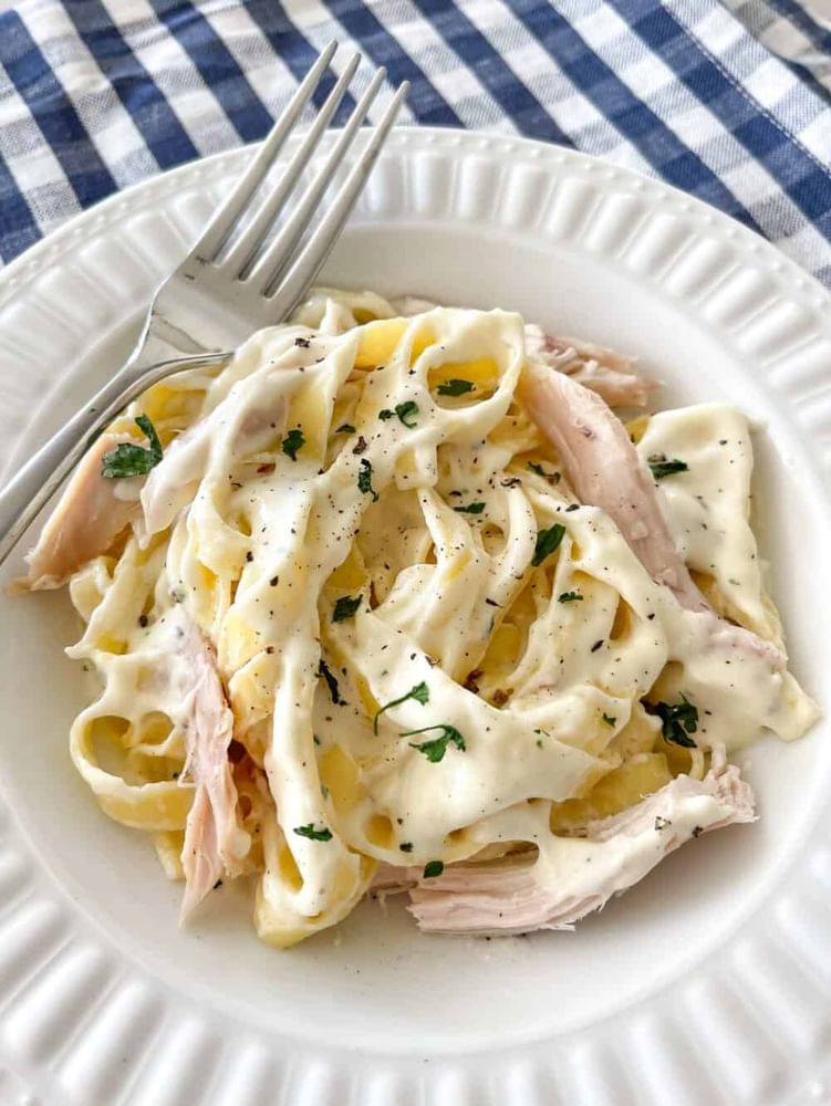 Alfredo sauce with chicken