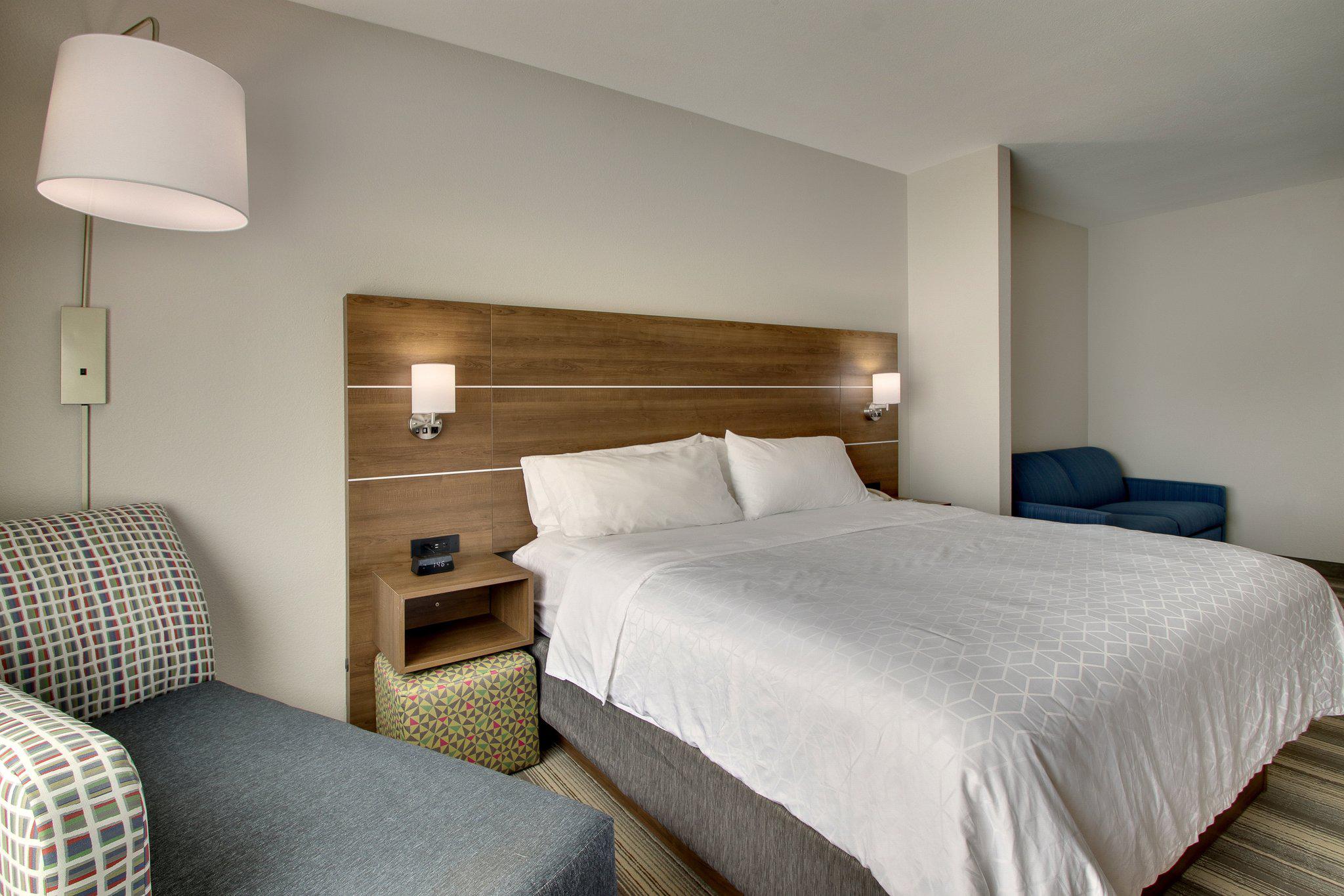 Holiday Inn Express & Suites Laurel Photo