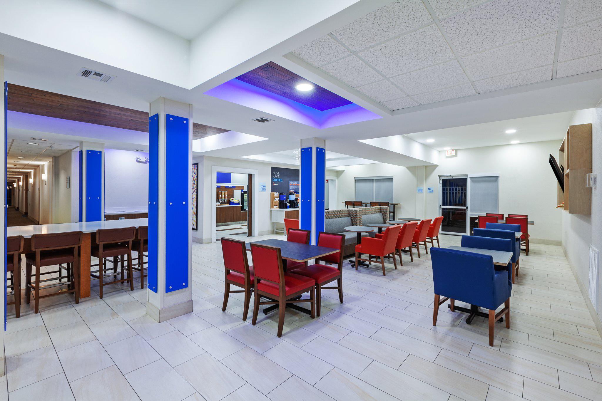 Holiday Inn Express New Orleans East Photo