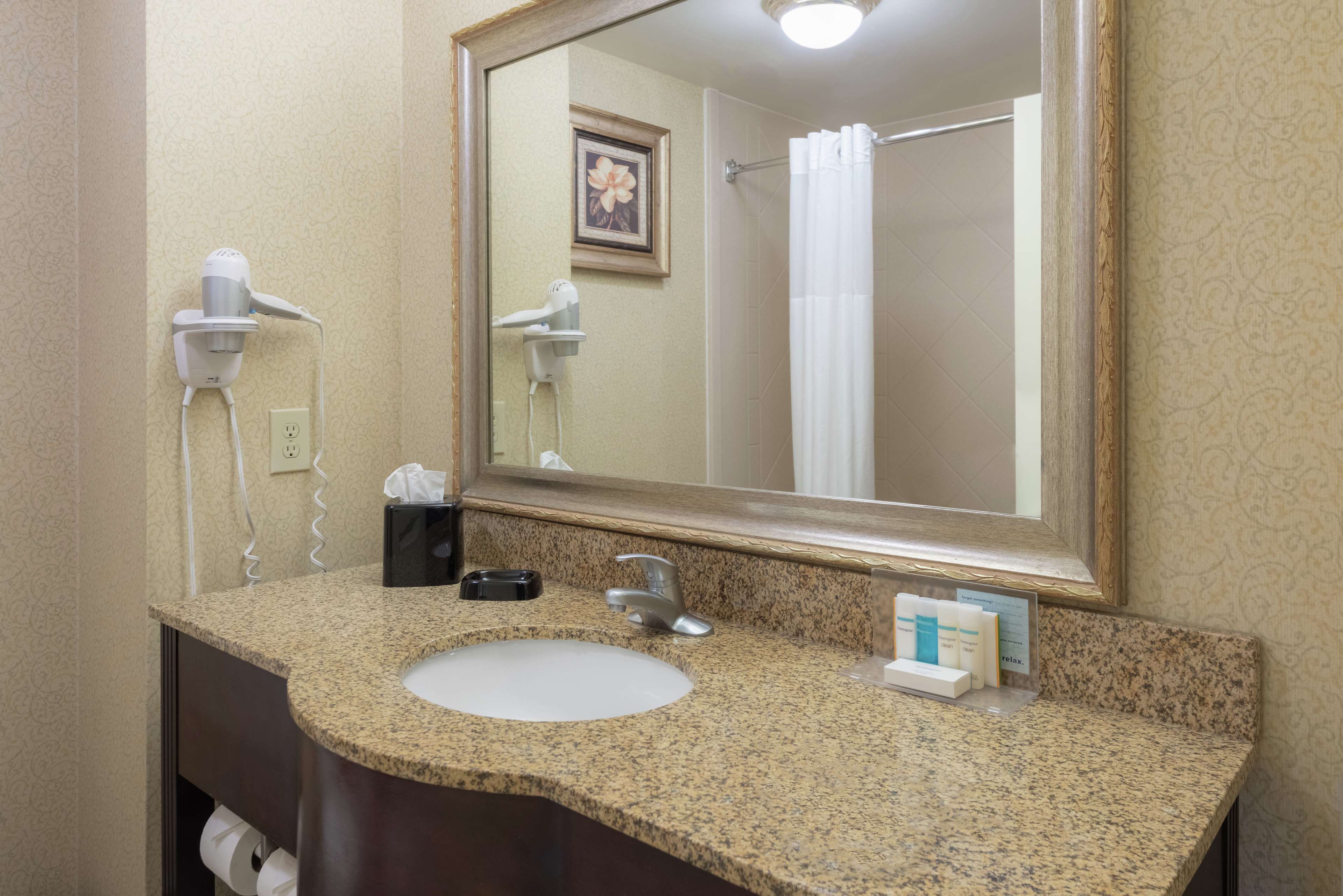 Guest room bath